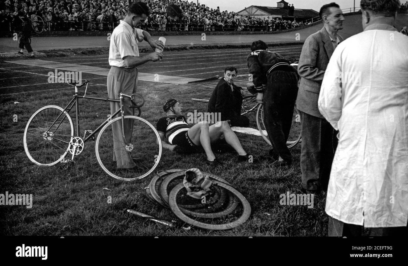 Pista britannica ciclista Reg Harris OBE prende una pausa tra le gare. La sua carriera ha abbracciato gli anni '40 e '50 e ha fatto una rimonta negli anni '70. Ha vinto due medaglie d'argento olimpiche. Foto Stock