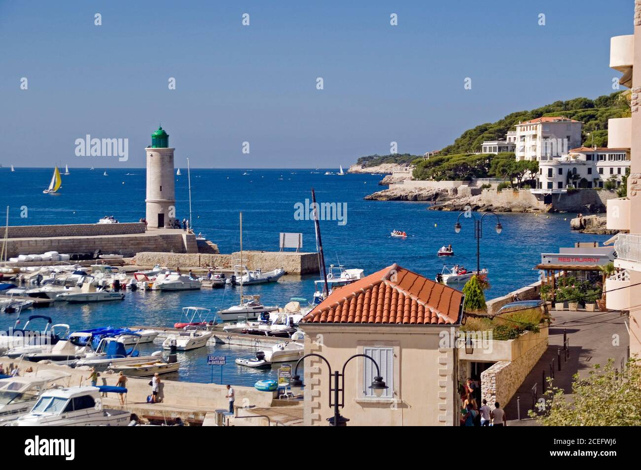 Il villaggio di pescatori di Cassis in Provenza: Il porto e il faro Foto Stock