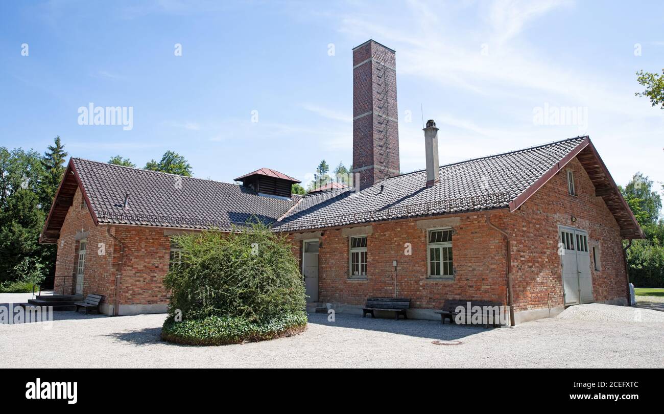 Dachau, Baviera, Germania - 13 luglio 2020: Costruzione dei crematori e della camera a gas del campo di concentramento di Dachau Foto Stock