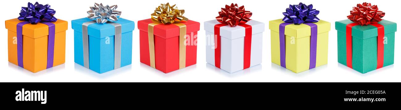 Regali di Natale regali di compleanno in una fila scatole regalo isolato su sfondo bianco Foto Stock