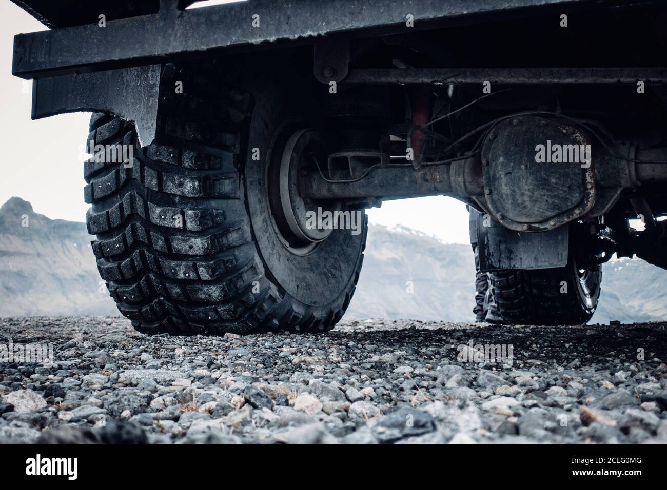 Vista di enormi ruote di camion fuoristrada su una strada rocciosa remota, Islanda Foto Stock