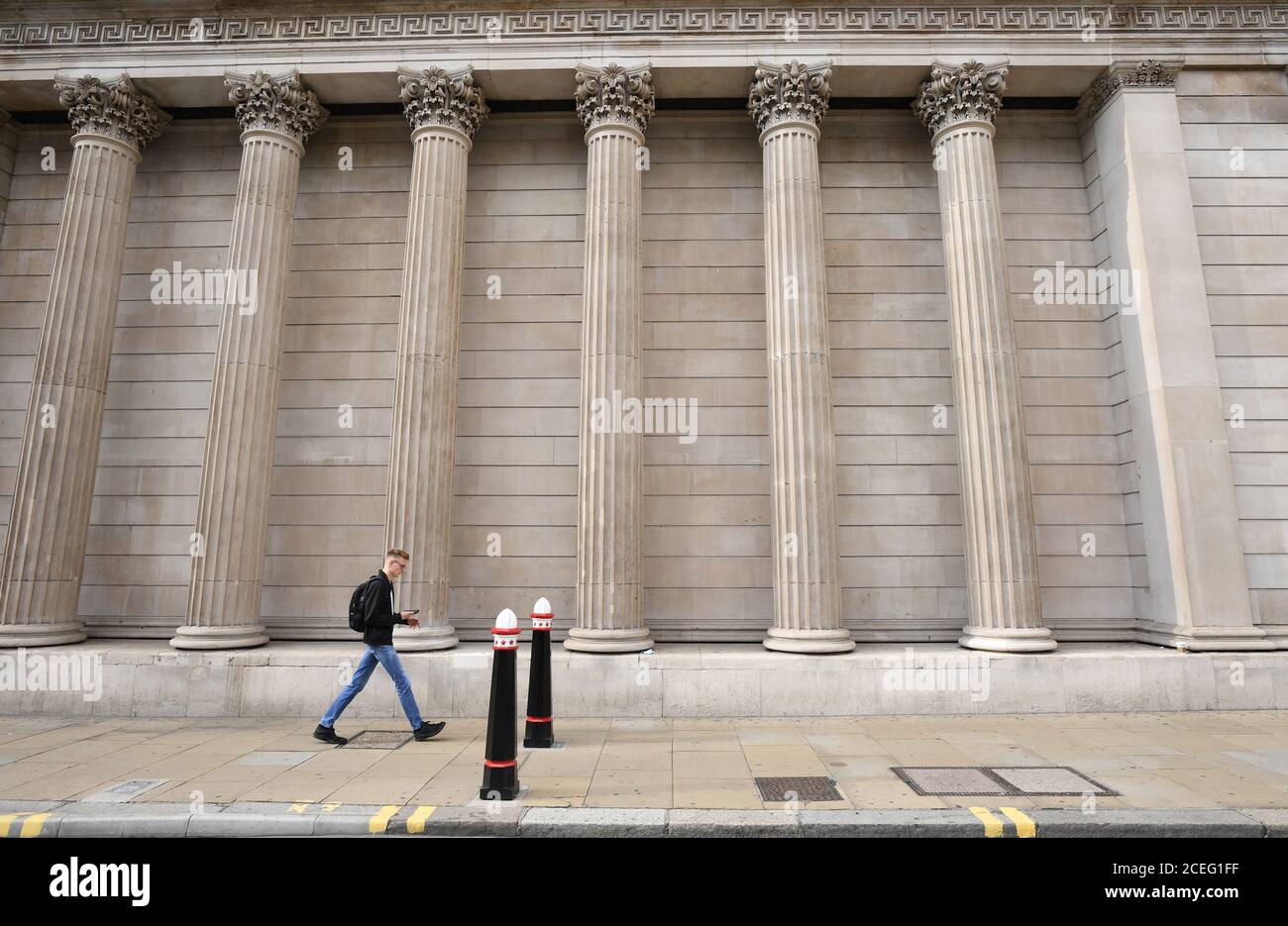 Una persona cammina su una tranquilla Bank Junction vicino alla Bank of England nella città di Londra. Il primo ministro ha detto che la gente stava ritornando 'in numero enorme all'ufficio? Ma Downing Street ha detto che non poteva ancora fornire le informazioni per sostenere l'affermazione. Foto Stock