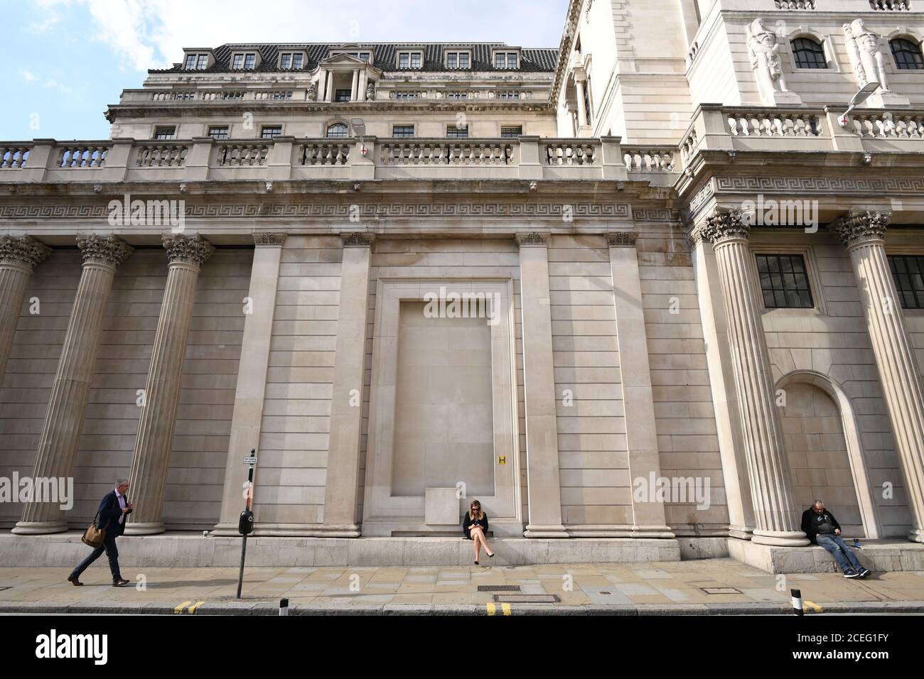 Persone in una tranquilla Bank Junction vicino alla Bank of England nella città di Londra. Il primo ministro ha detto che la gente stava ritornando 'in numero enorme all'ufficio? Ma Downing Street ha detto che non poteva ancora fornire le informazioni per sostenere l'affermazione. Foto Stock