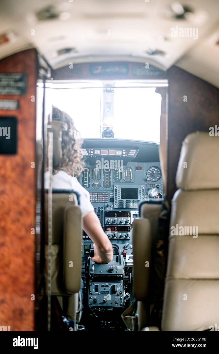 Donna guida un aereo. Foto Stock