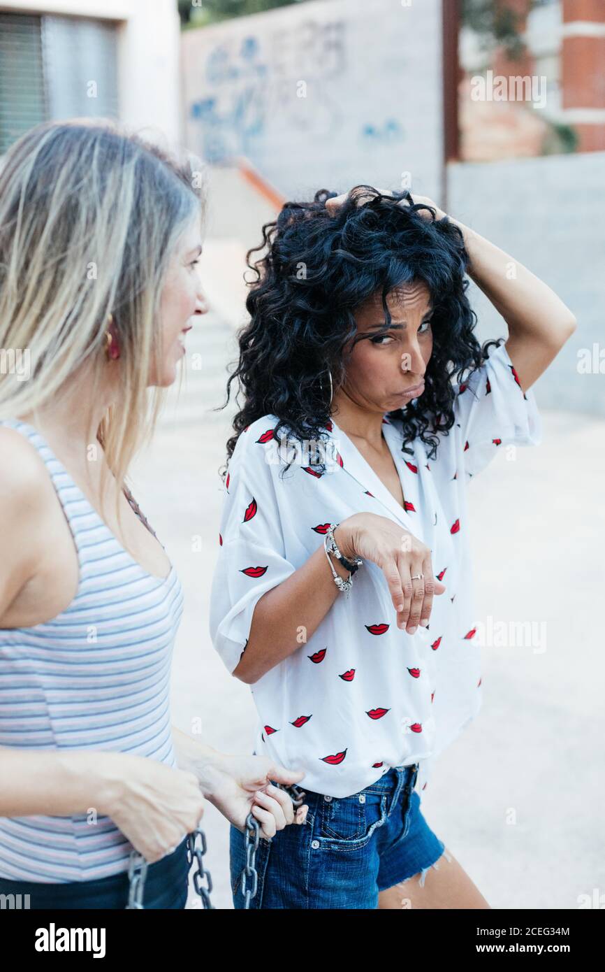 Due ragazze che giocano per strada Foto Stock