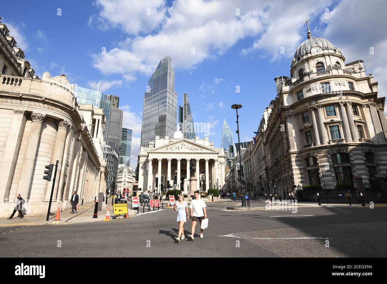 Una passeggiata di un paio attraverso un tranquillo Bank Junction vicino alla Bank of England nella città di Londra. Il primo ministro ha detto che la gente stava ritornando 'in numero enorme all'ufficio? Ma Downing Street ha detto che non poteva ancora fornire le informazioni per sostenere l'affermazione. Foto Stock