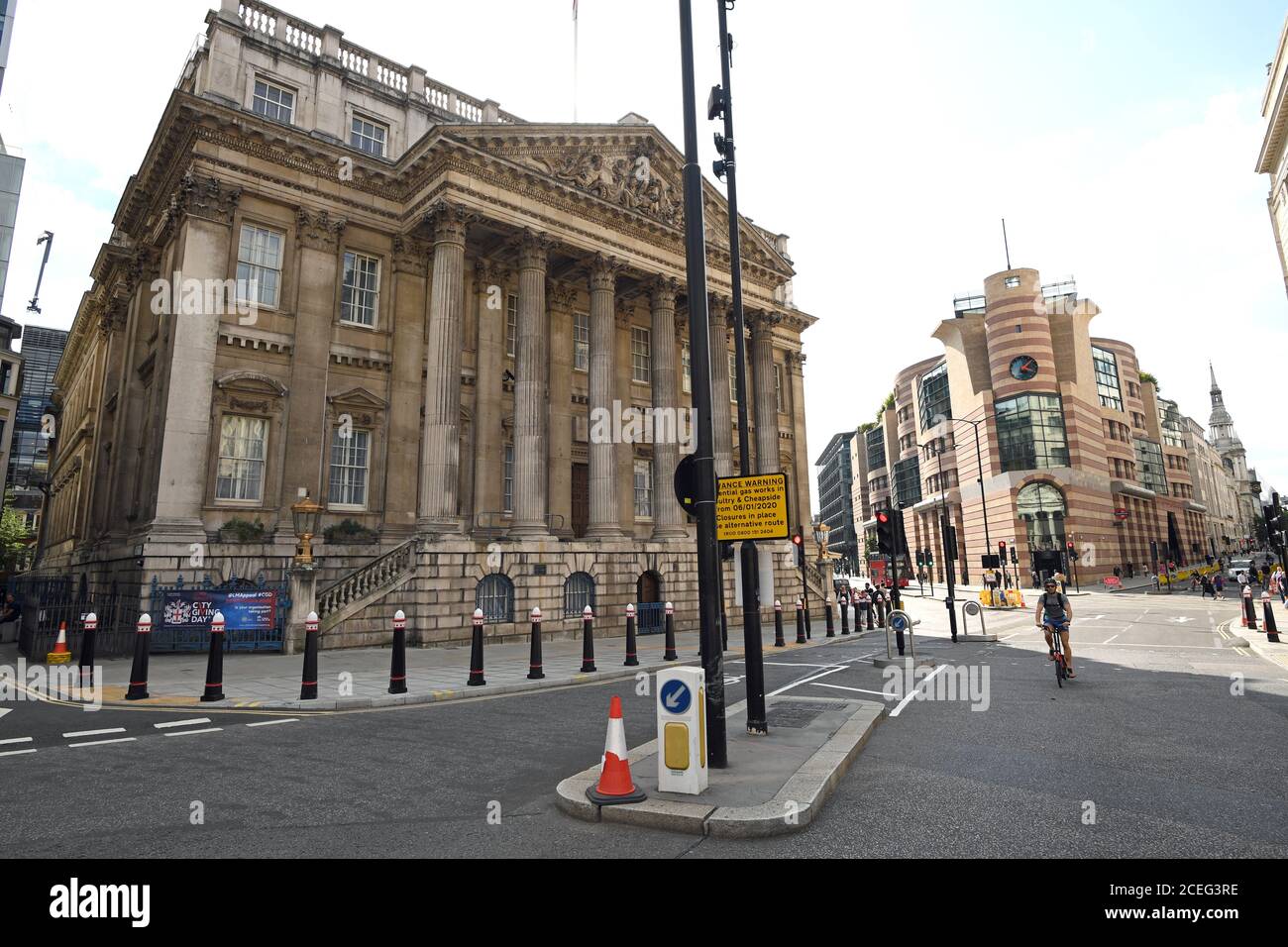 Un tranquillo Bank Junction vicino alla Bank of England nella città di Londra. Il primo ministro ha detto che la gente stava ritornando 'in numero enorme all'ufficio? Ma Downing Street ha detto che non poteva ancora fornire le informazioni per sostenere l'affermazione. Foto Stock