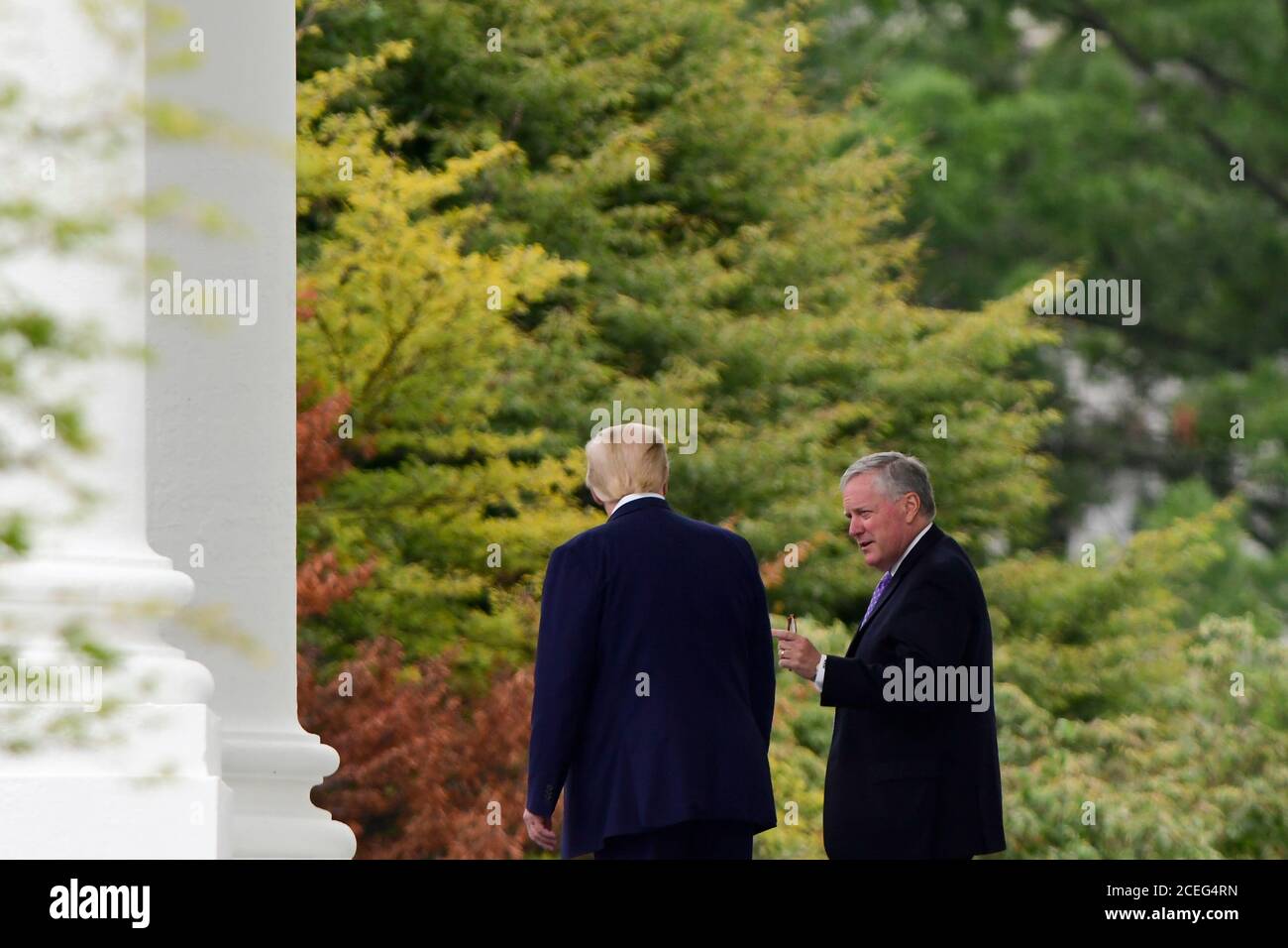 Il presidente DEGLI STATI UNITI Donald Trump, a sinistra, è Unito da Mark Meadows, capo dello staff della Casa Bianca, mentre esce dalla Casa Bianca, a Washington, DC, martedì 1 settembre 2020, per incontrare i funzionari delle forze dell'ordine a Kenosha, Wisconsin. Credit: Rod Lamkey/Pool via CNP /MediaPunch Foto Stock