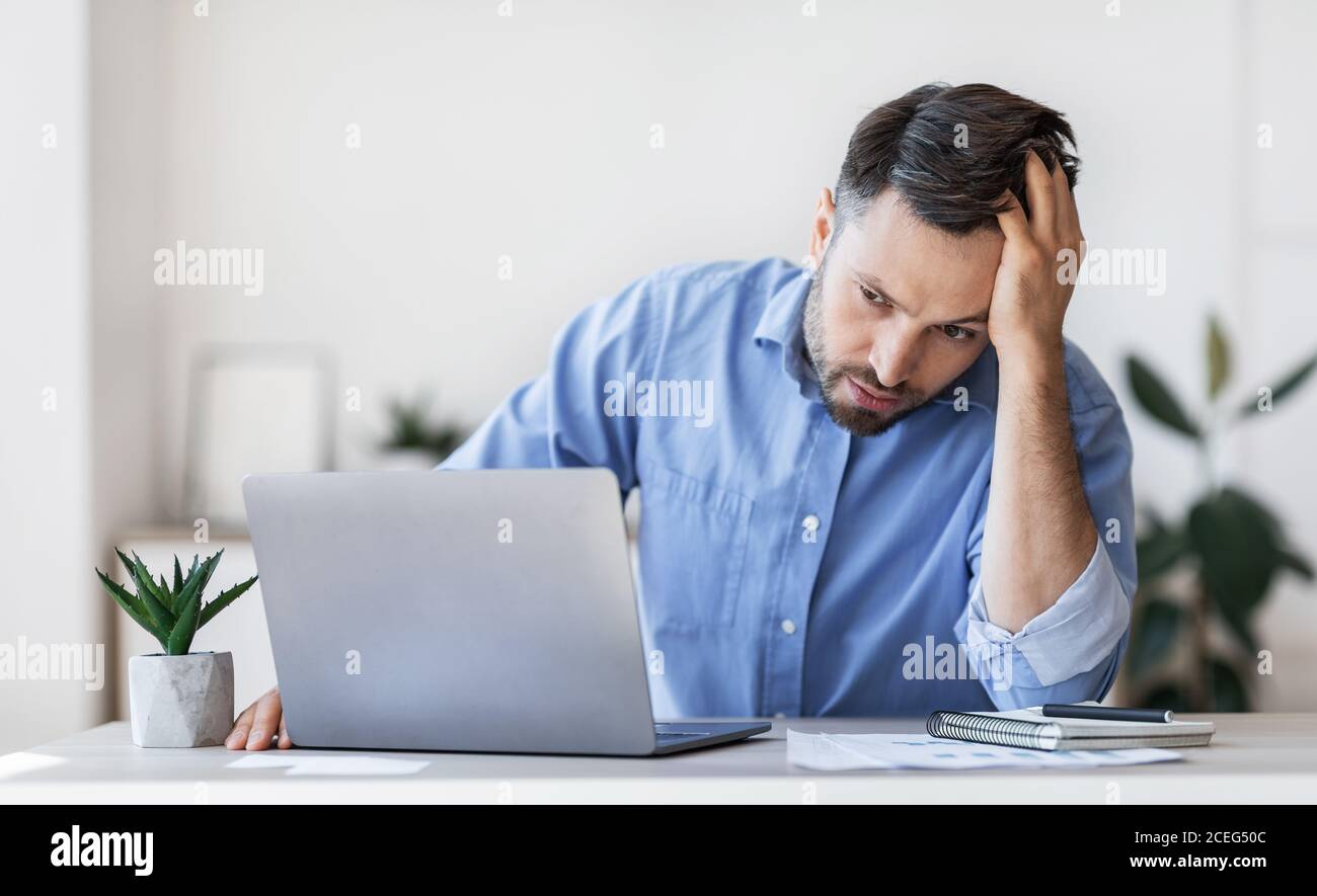 Stress di scadenza. Dipendente depresso che soffre di problemi sul lavoro Foto Stock