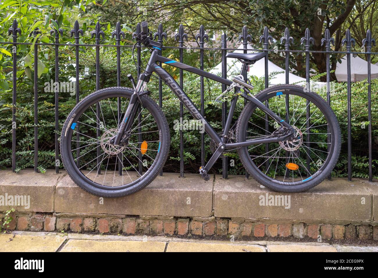 Bicicletta collegata alle ringhiere, Edimburgo, Scozia, Regno Unito. Foto Stock