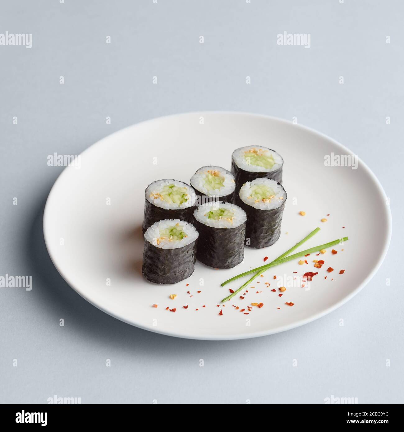 Set di sushi Makis minimalistici sul piatto Foto Stock