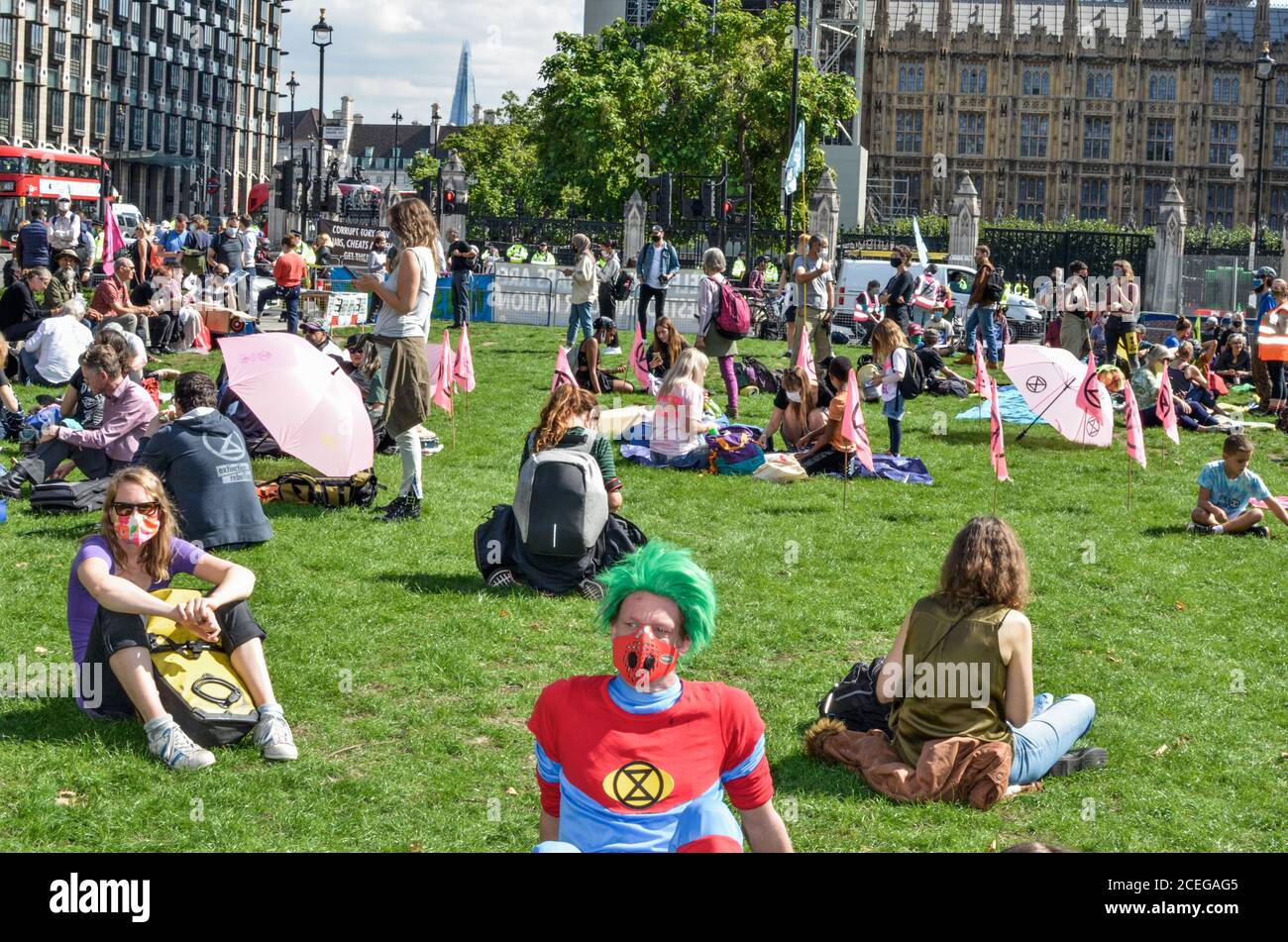 Migliaia di manifestanti della ribellione estinzione convergono su Parliament Square, nel centro di Londra, bloccando le strade all'interno e all'esterno dell'area, chiedendo al governo di ascoltare la loro richiesta di un'assemblea dei cittadini per affrontare il cambiamento climatico. Foto Stock