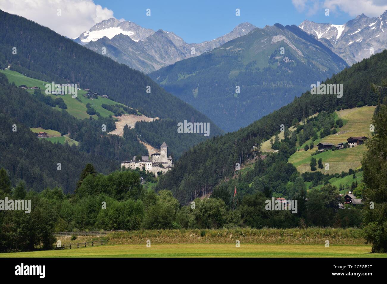 Castello di Taufers situato in campo Tures all'inizio di Valle Aurina Foto Stock