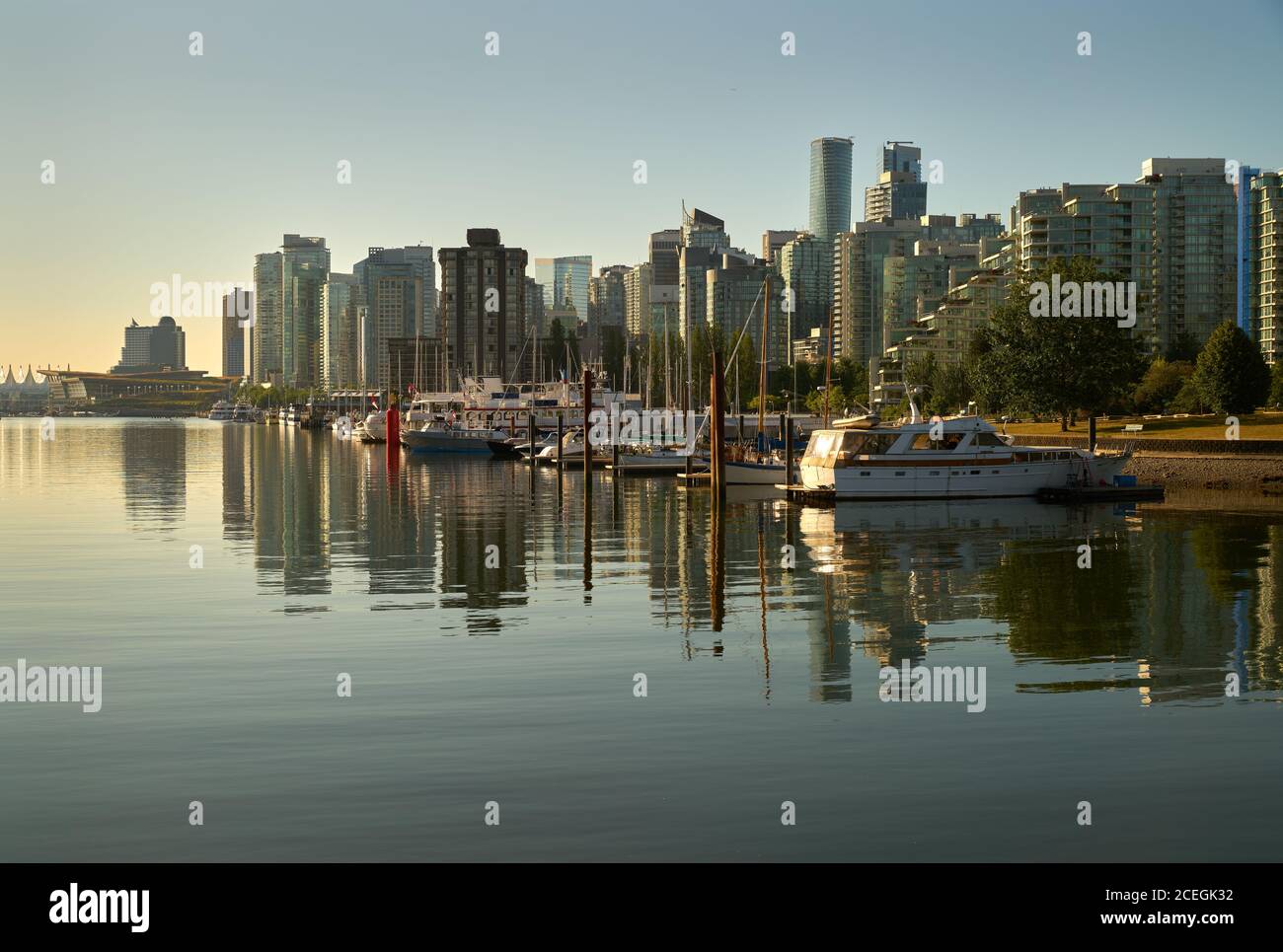 Skyline mattutino di Vancouver. Lo skyline di Vancouver dalla costa di Stanley Park attraverso Coal Harbour. British Columbia, Canada. Foto Stock