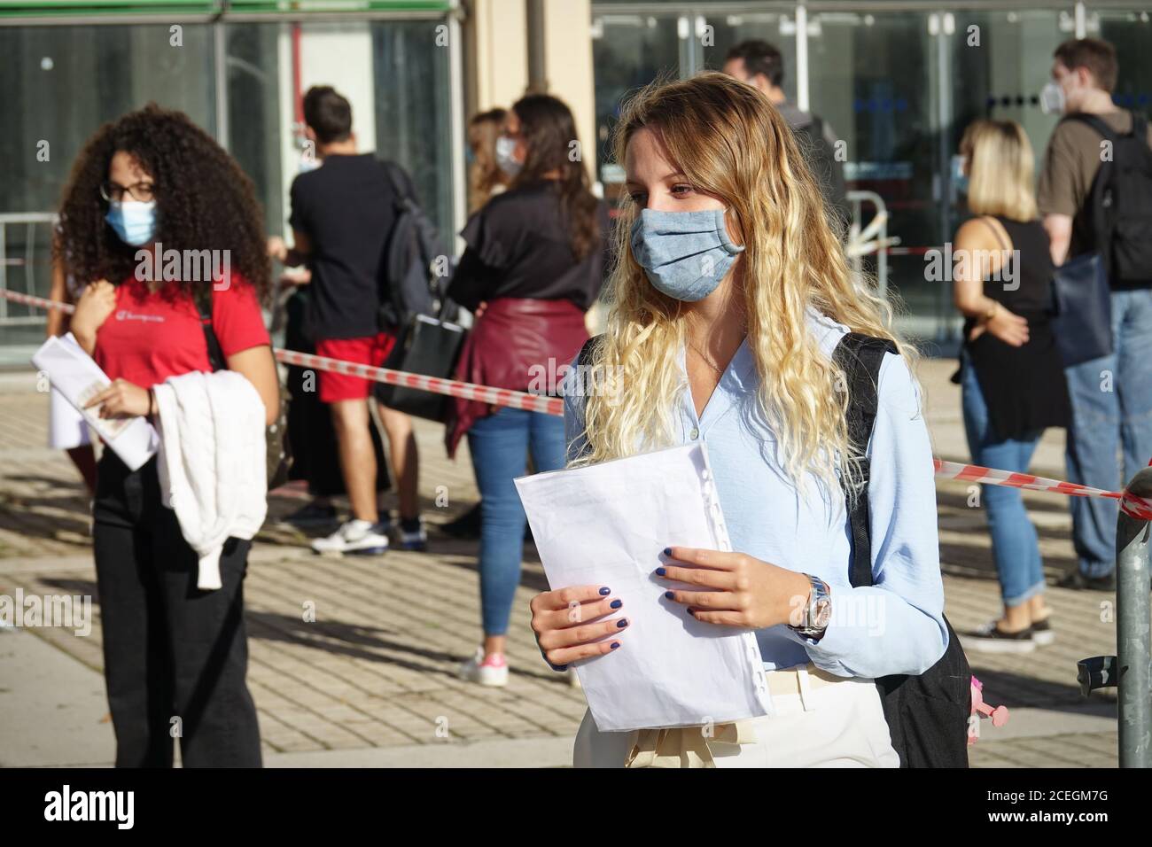 Gli studenti si accodano all'ingresso della scuola indossando la maschera per prevenire infezioni o malattie respiratorie. Torino - Settembre 2020 Foto Stock