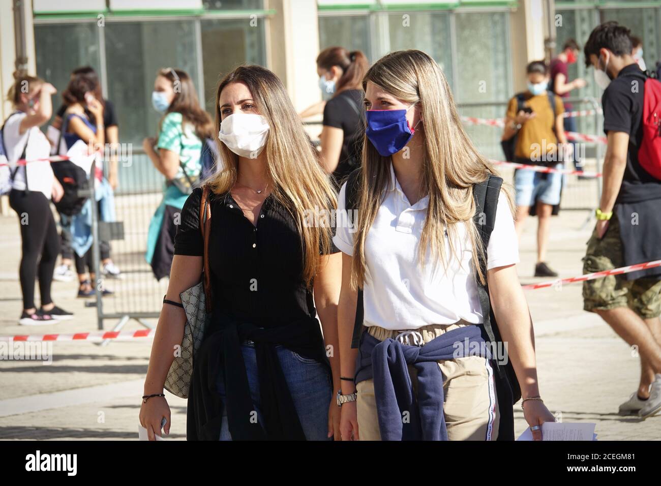 Gli studenti si accodano all'ingresso della scuola indossando la maschera per prevenire infezioni o malattie respiratorie. Torino - Settembre 2020 Foto Stock