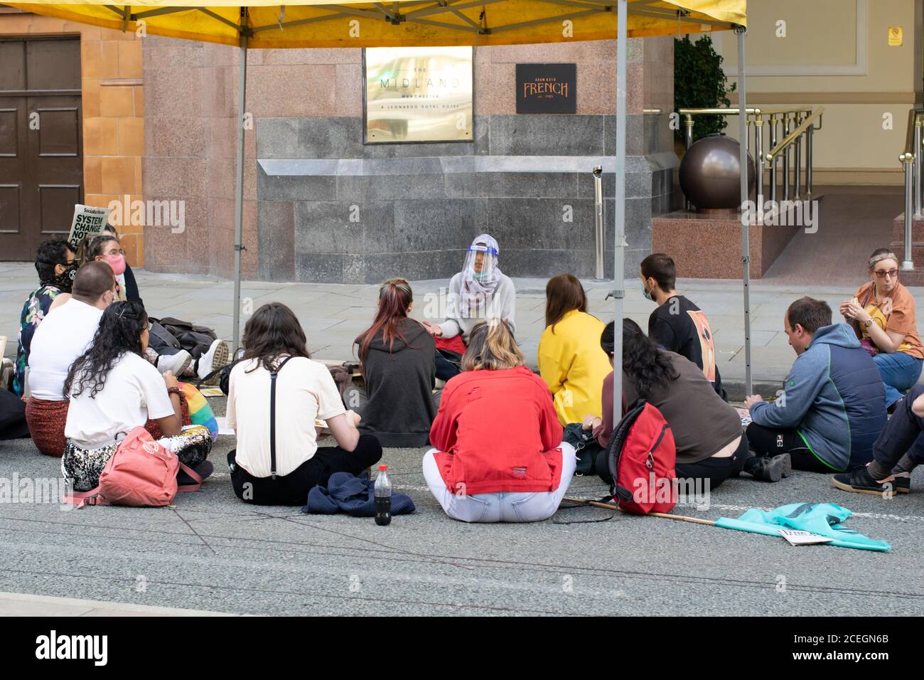 Estinzione ribellione protesta, St Peter's Square, Manchester, Regno Unito. Manifestanti in un forum educativo di strada di fronte al Midland Hotel Foto Stock