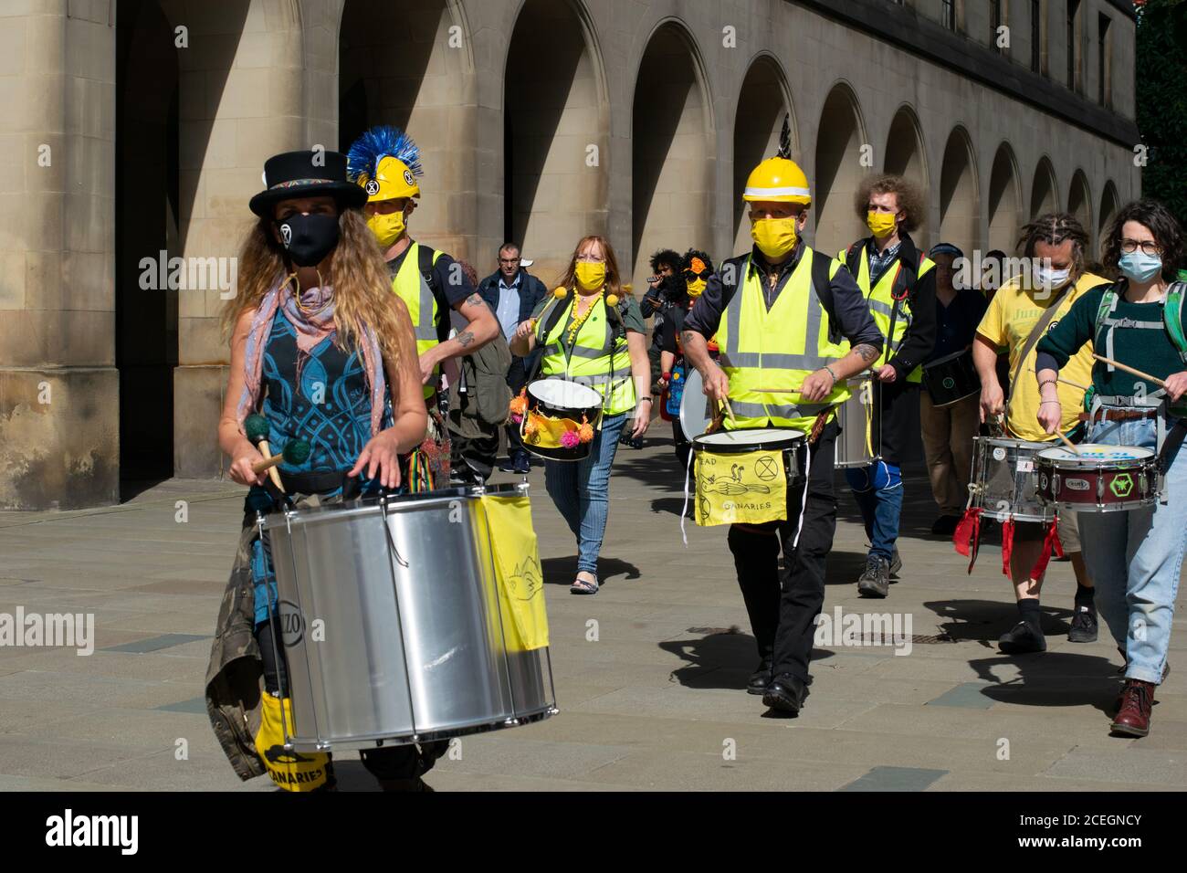 Extinction Rebellion protesta, St Peter's Square Manchester, Regno Unito. I manifestanti camminano con la batteria di fronte al Municipio Extension. Foto Stock