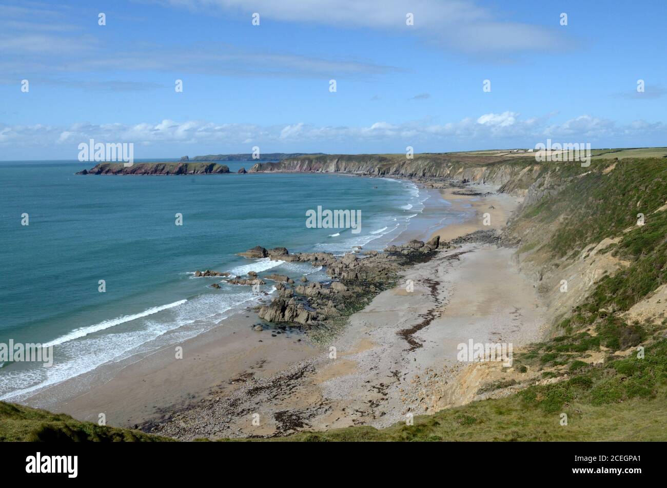 Marloes Sands verso Gatholm Island Pembrokeshire Coast National Park Galles Cymru UK Foto Stock