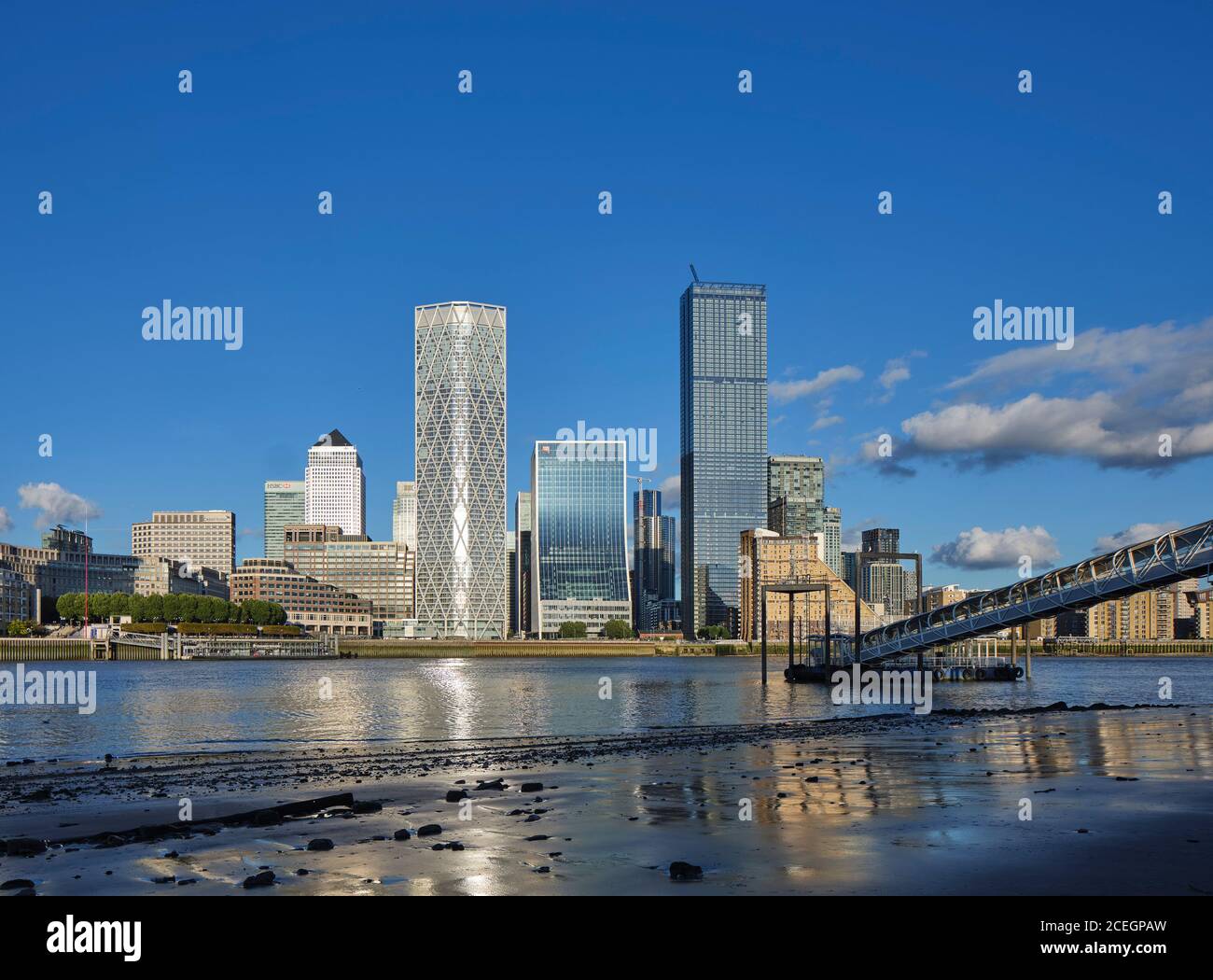 La bassa marea del Tamigi e lo skyline di Canary Wharf con le sue spettacolari nuvole. Terranova Tower, Londra, Regno Unito. Architetto: Horden Cherry Lee Architects Ltd Foto Stock