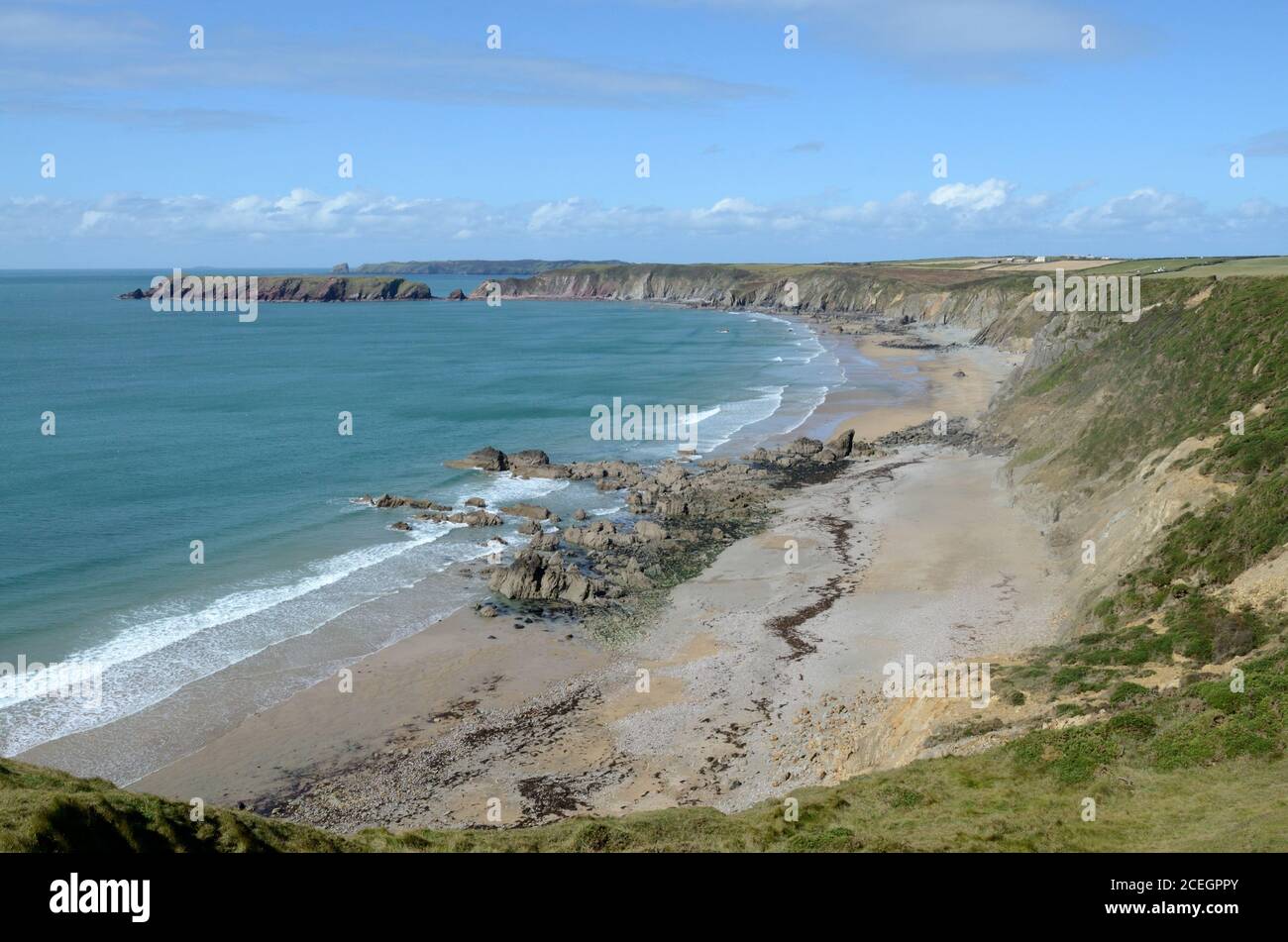 Marloes Sands verso Gatholm Island Pembrokeshire Coast National Park Galles Cymru UK Foto Stock