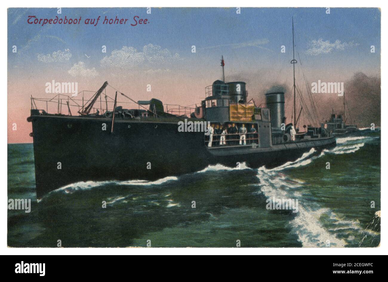 Cartolina fotografica colorata storica tedesca: Siluro su un'onda alta in mare aperto, Marina Imperiale tedesca, guerra mondiale 1914-1918. Foto Stock