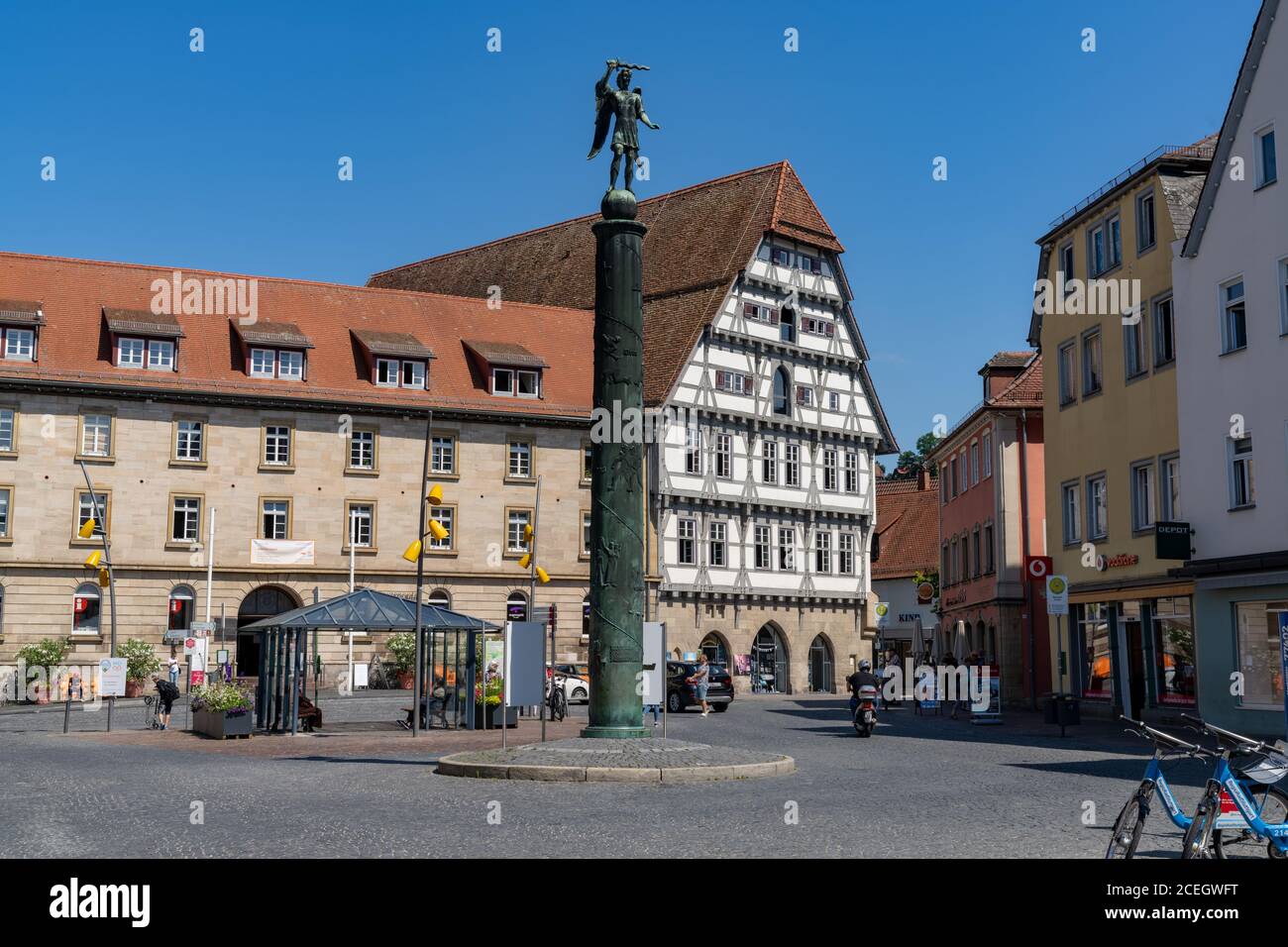 Schwaebisch Gmuend, BW / Germania - 23 luglio 2020: Monumento alla guerra e piazza del mercato a Schwaebisch Gmuend Foto Stock