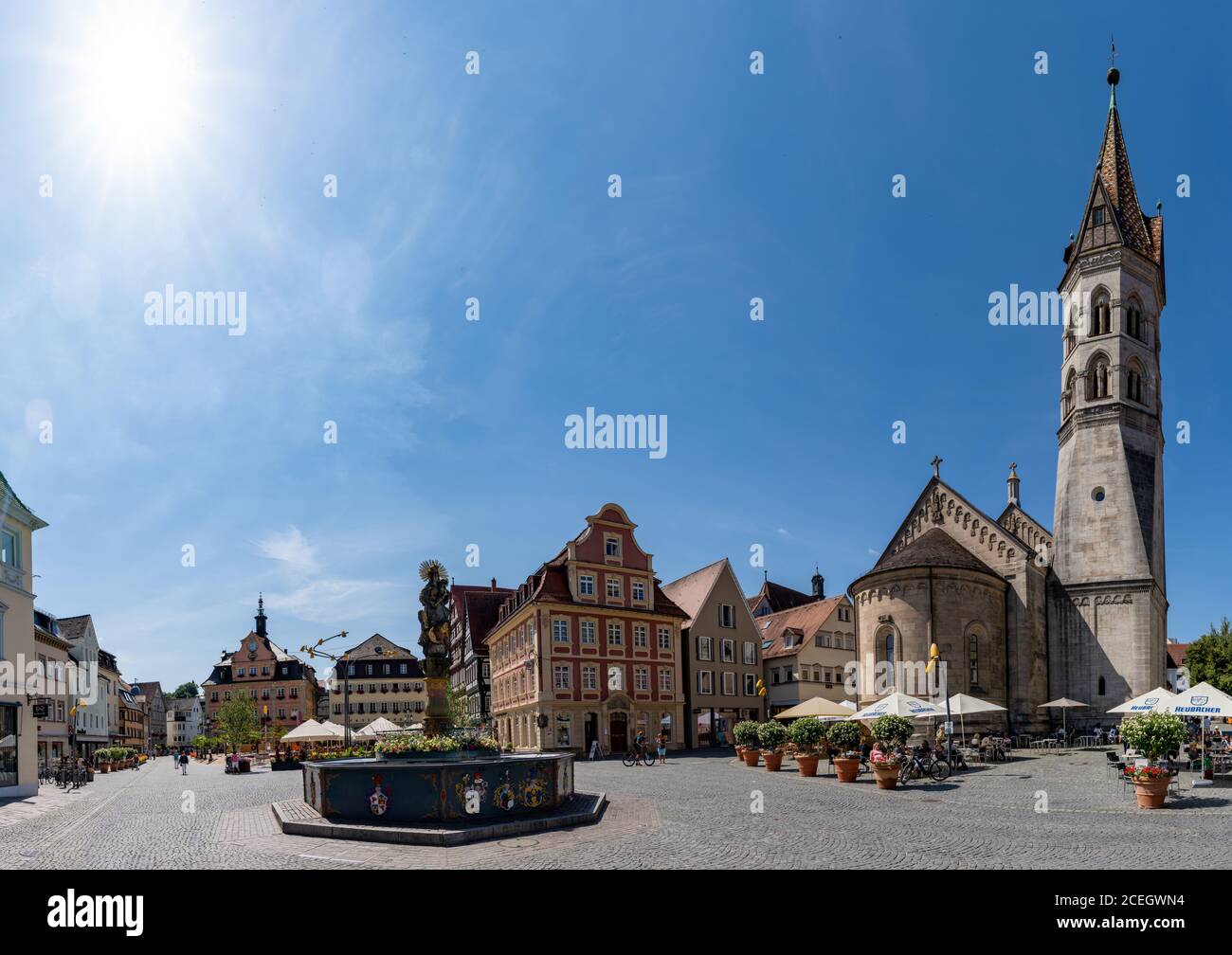 Schwaebisch Gmuend, BW / Germania - 23 luglio 2020: Piazza del mercato con la chiesa Johanniskirche e la fontana Marienbrunnen Foto Stock