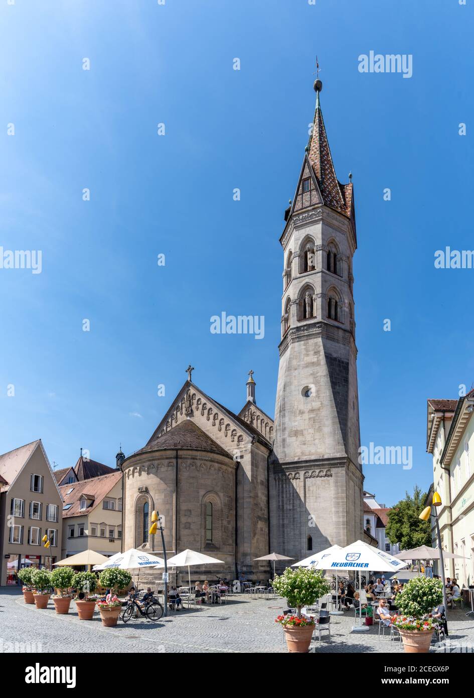 Schwaebisch Gmuend, BW / Germania - 23 luglio 2020: Il Johanniskirche di Schwaebisch Gmuend con ristoranti nella piazza del mercato Foto Stock
