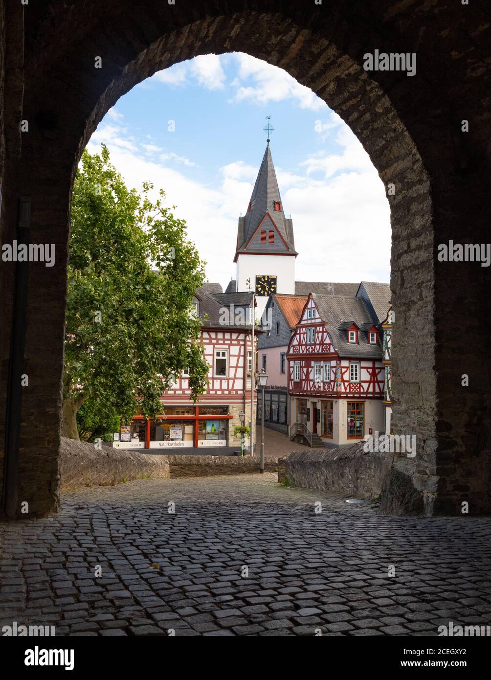 Idstein - Chiesa dell'Unione e edifici a graticcio intorno a Konig-Adolf-Platz piazza del mercato incorniciata dall'arco della casa di Gatewhouse, Idstein, Assia, Germania Foto Stock