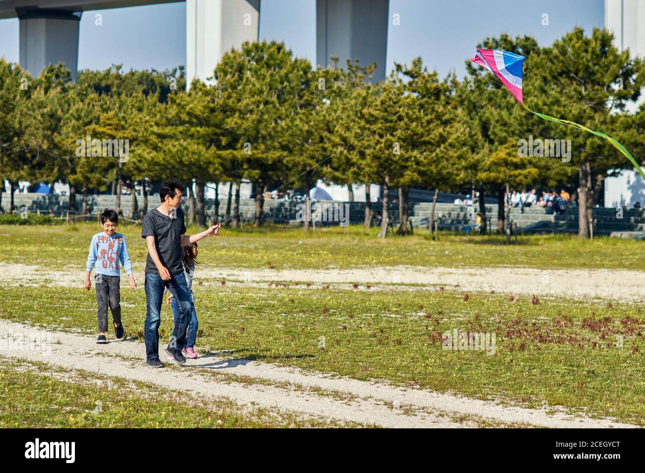 Osaka / Giappone - 28 aprile 2018: Padre con un figlio e una figlia, volare aquilone in un parco Foto Stock