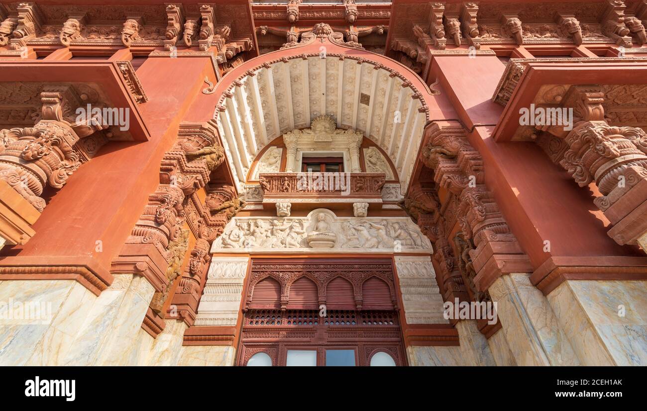 Vista ad angolo basso del baldacchino sopra l'entrata principale del Palazzo Baron Empain, una dimora storica ispirata al tempio indù cambogiano di Angkor Wat, situato nel quartiere Heliopolis, il Cairo, Egitto Foto Stock