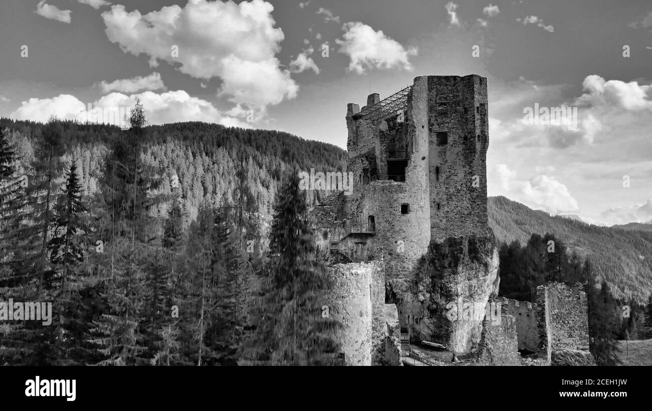 Veduta aerea del Castello di Andraz, Dolomiti italiane. Foto Stock