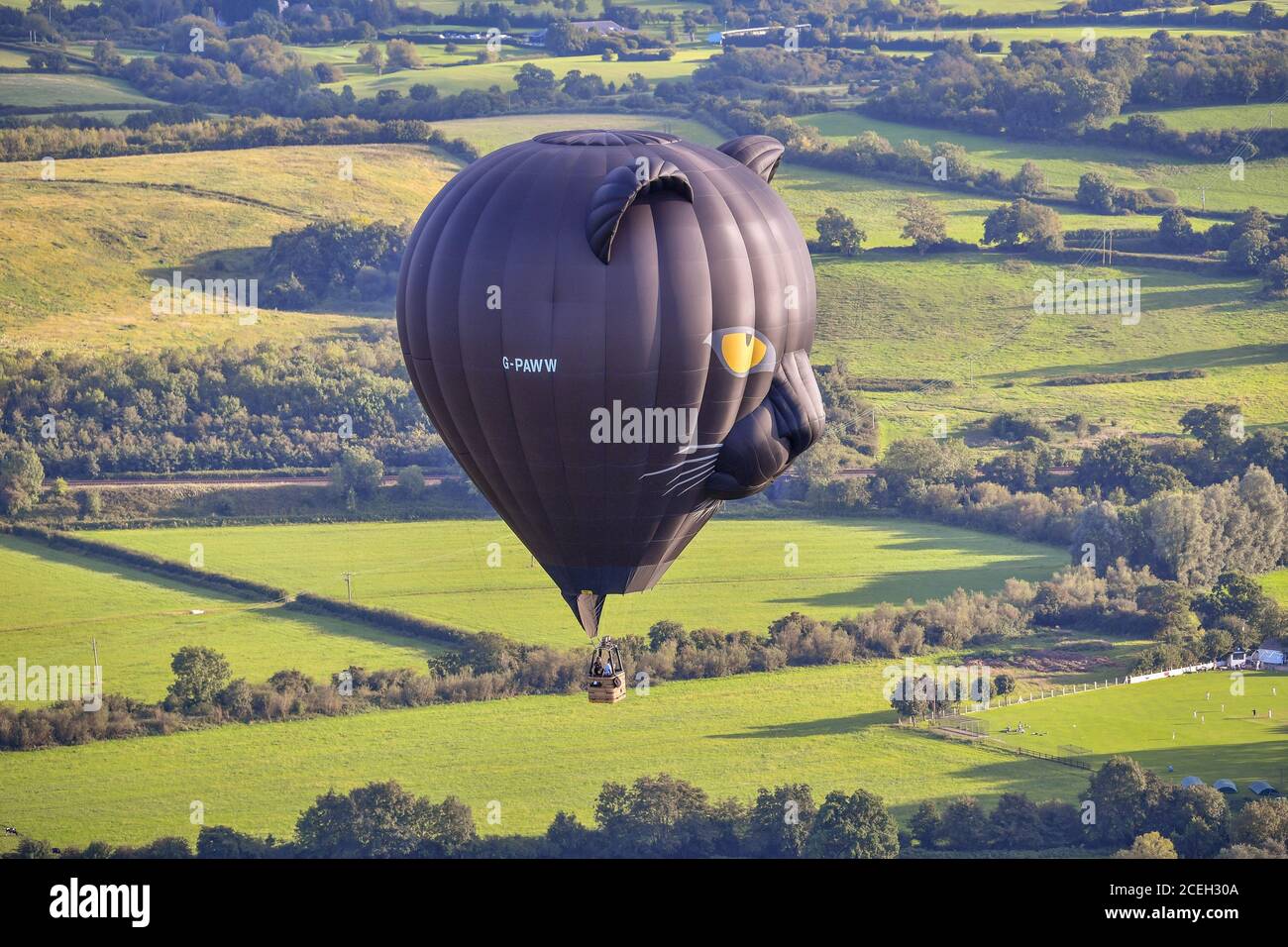 Una mongolfiera vola su Bristol come parte della Sky Orchestra, creata dall'artista Luke Jerram. L'orchestra è composta da sette palloncini ad aria calda, ciascuno con altoparlanti attaccati, che volano attraverso la città mentre suonano un elemento diverso di una partitura musicale, creando un panorama audio di massa. Foto Stock