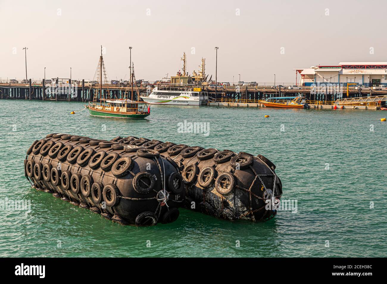 Boe giganti coperte di pneumatici auto nel porto della città australiana di Darwin Foto Stock