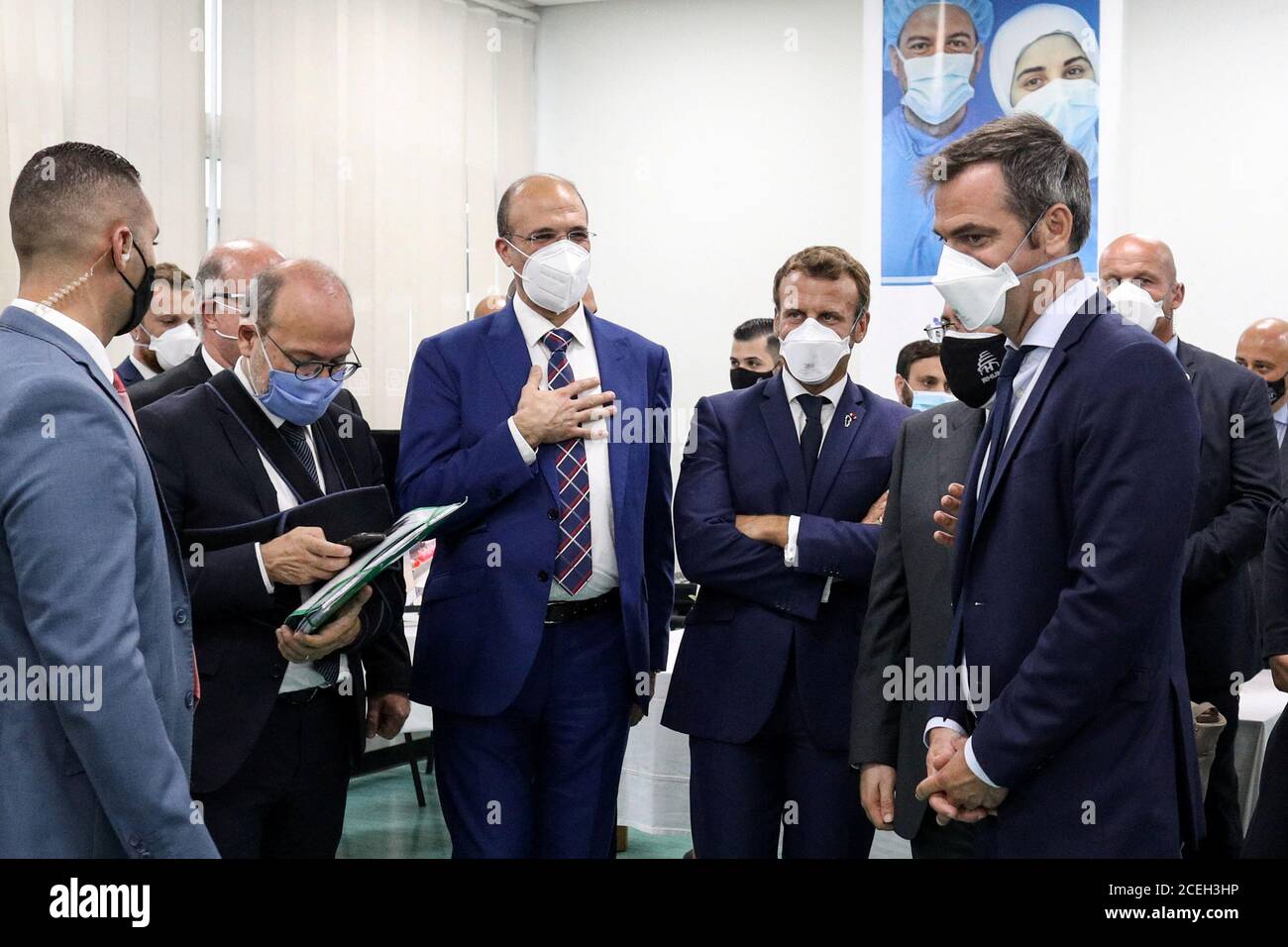 Il presidente francese Emmanuel Macron e il ministro francese della Sanità Olivier Veran visitano l'ospedale universitario di Rafik Hariri a Beirut, Libano, il 1° settembre 2020. Stephane Lemouton/Pool via REUTERS Foto Stock
