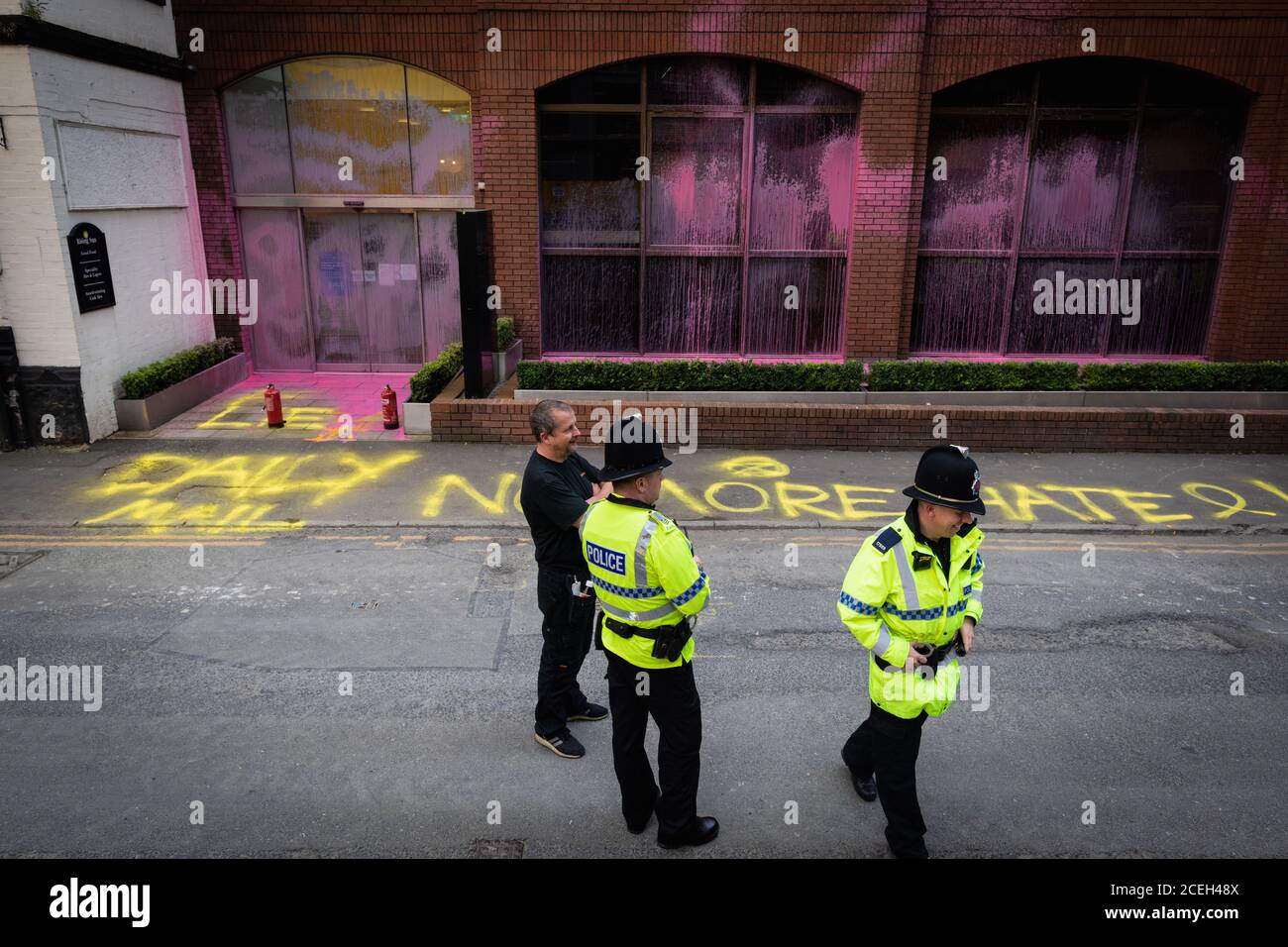 Manchester, Regno Unito. 01 settembre 2020. Gli agenti di polizia frequentano l'ufficio regionale Daily Mail che è stato spruzzato con vernice rosa. L'atto è stato dovuto articoli associati intorno alla crisi migratoria sulle coste britanniche.la ribellione settentrionale, che è parte del movimento della ribellione estinzione, prendere per le strade per due settimane di azione sotto la bandiera di ÔWe Want to LiveÕ.Andy Barton/Alamy Live News Credit: Andy Barton/Alamy Live News Foto Stock