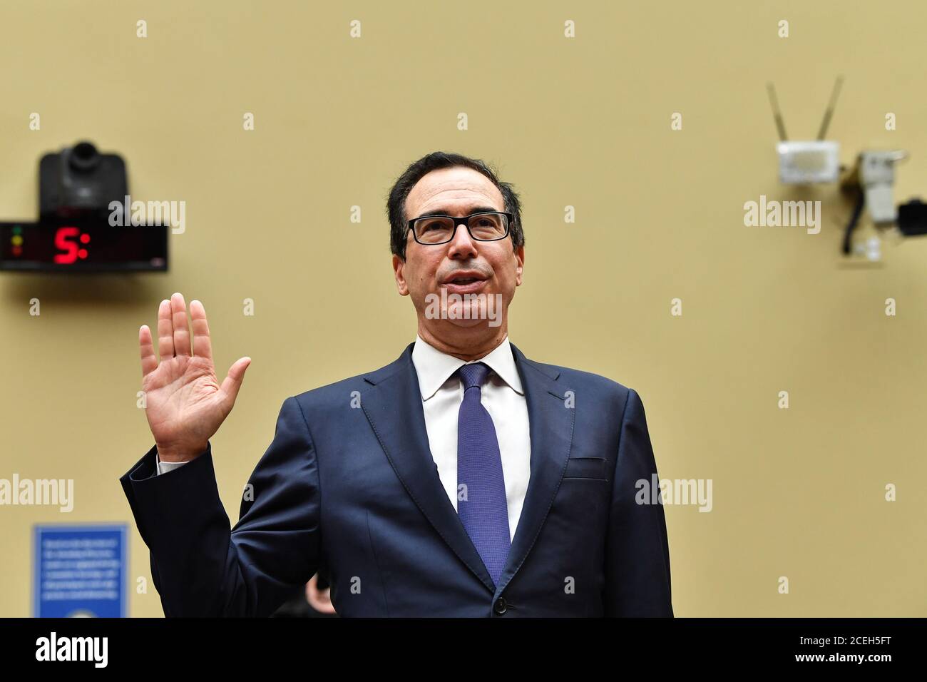 Washington, Stati Uniti. 01 settembre 2020. Steven Mnuchin, Segretario DEL Tesoro DEGLI STATI UNITI, è giurato come egli testimonia dinanzi alla commissione parlamentare sulla crisi del Coronavirus a Capitol Hill a Washington, DC, il 1 settembre 2020. Foto in piscina di Nicholas Kamn/UPI Credit: UPI/Alamy Live News Foto Stock