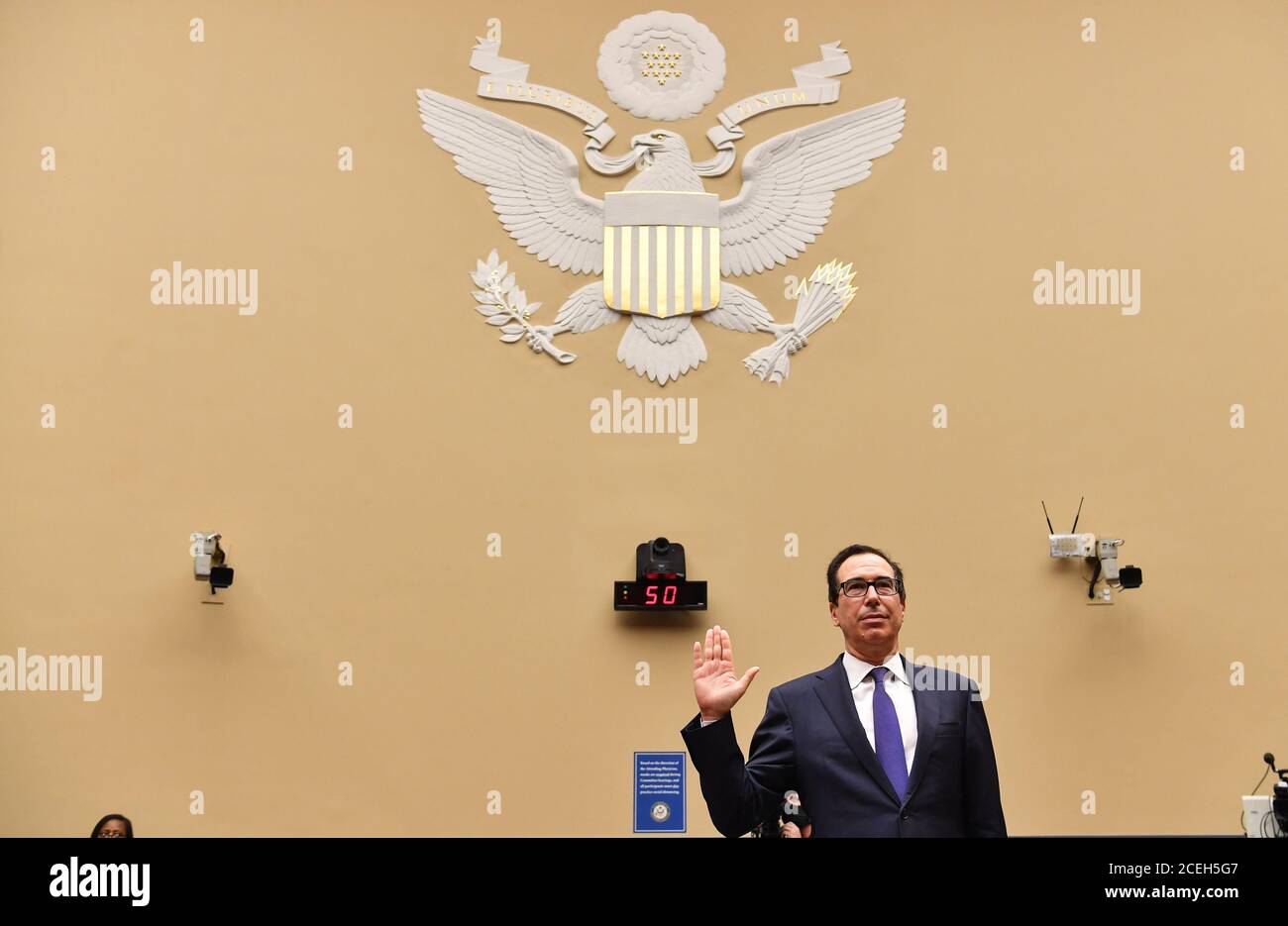 Washington, Stati Uniti. 01 settembre 2020. Steven Mnuchin, Segretario DEL Tesoro DEGLI STATI UNITI, è giurato come egli testimonia dinanzi alla commissione parlamentare sulla crisi del Coronavirus a Capitol Hill a Washington, DC, il 1 settembre 2020. Foto in piscina di Nicholas Kamn/UPI Credit: UPI/Alamy Live News Foto Stock