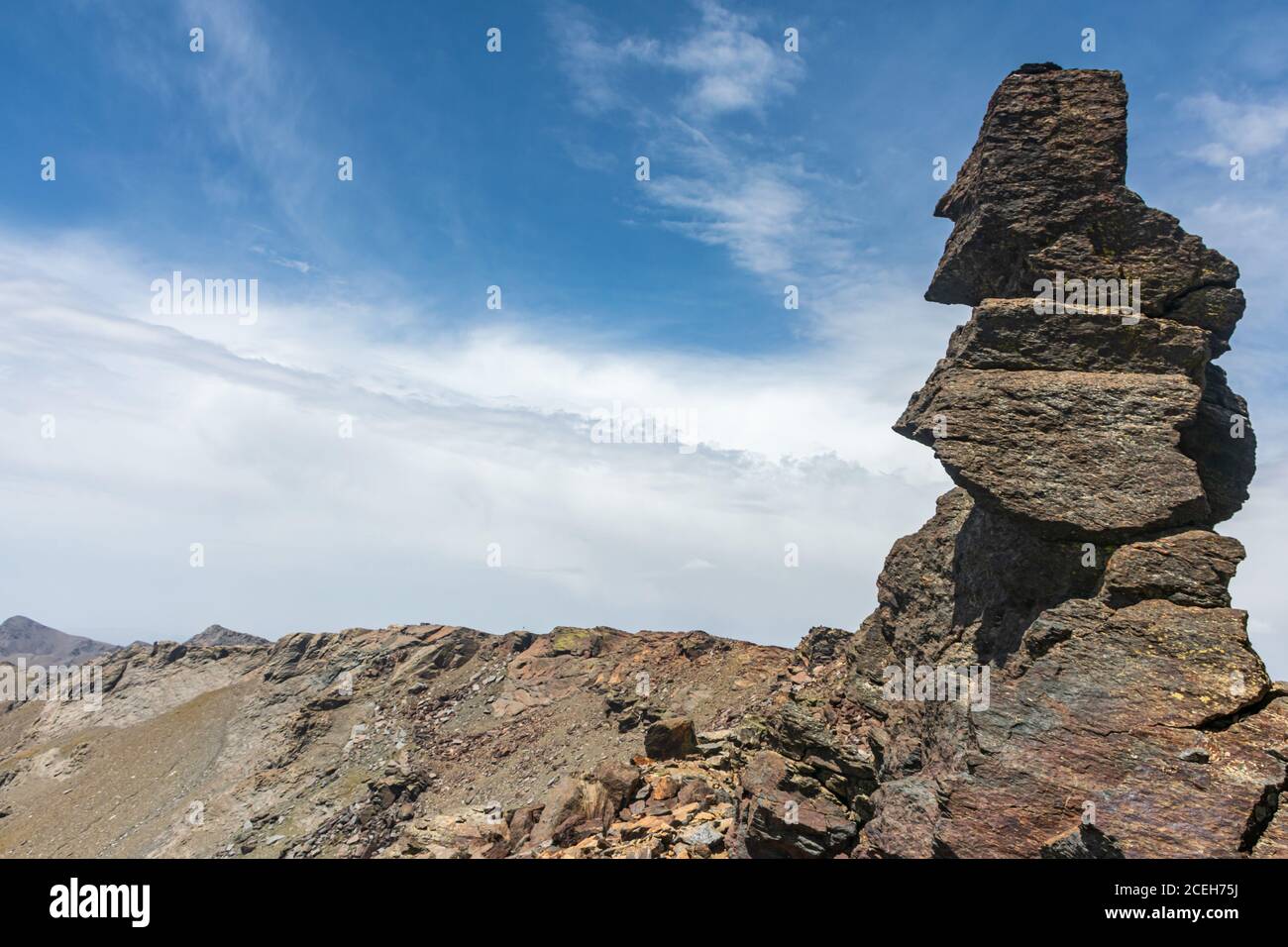 Rocce su una cima che crea una figura di pietra conosciuta come Fraile de Capileira in Sierra Nevada, Granada. Foto Stock