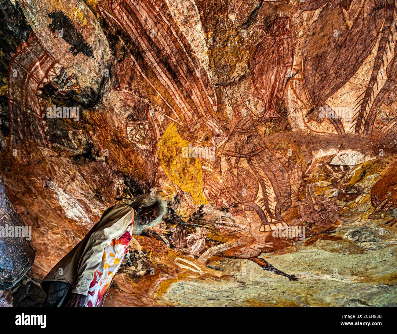 Arte rupestre aborigena a Long Tom Dreaming con guida locale, Gunbalanya, Australia Foto Stock