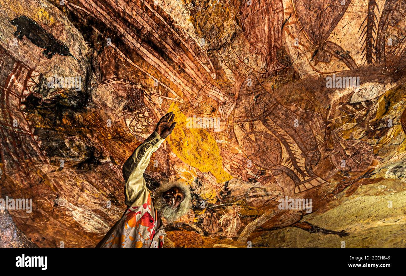 Guida nativa spiegando Aborigeno di arte rupestre in Tom lungo sognare, Gunbalanya, Australia Foto Stock