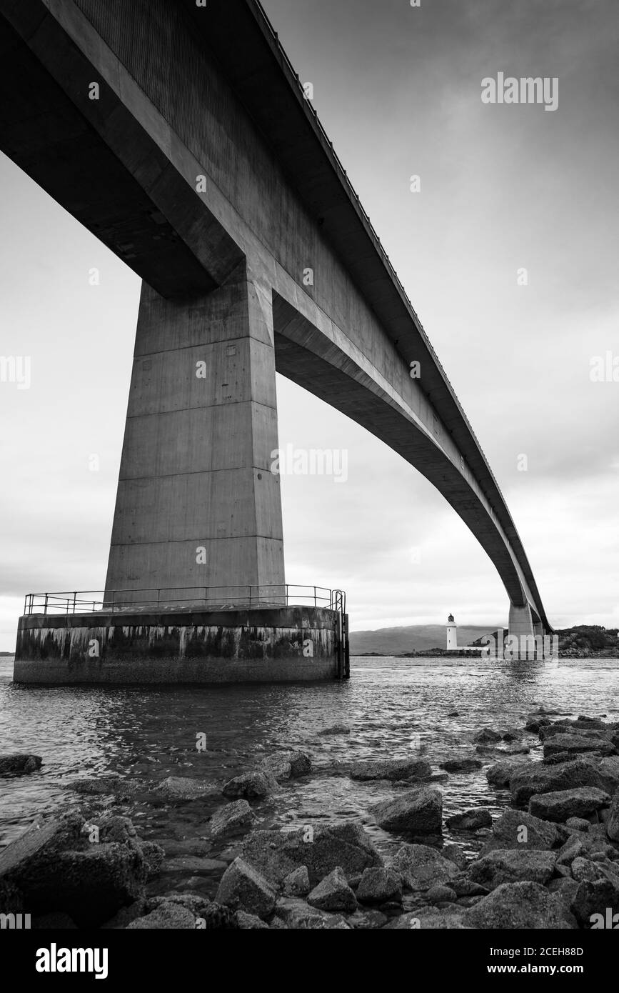 Vista del ponte di Skye che collega la terraferma all'Isola di Skye, Scozia, Regno Unito Foto Stock