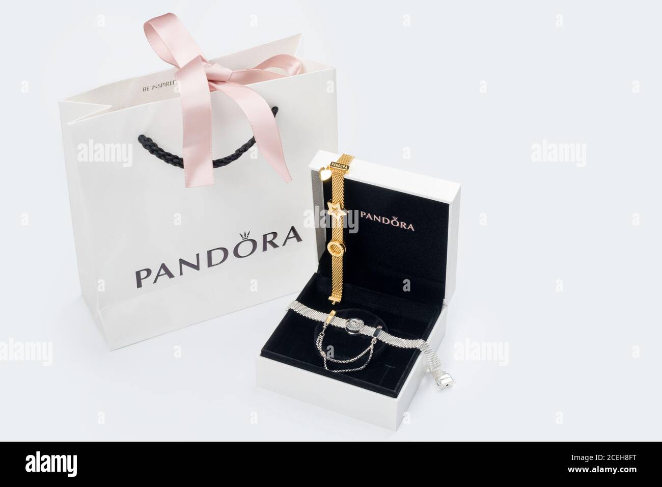 KIEV, UCRAINA - 21 MAGGIO 2020: Sacchetto di carta di Pandora con scatola  del regalo sul tavolo bianco. Bracciali con fascino dorato e argento,  famosi prodotti di gioielleria Foto stock - Alamy