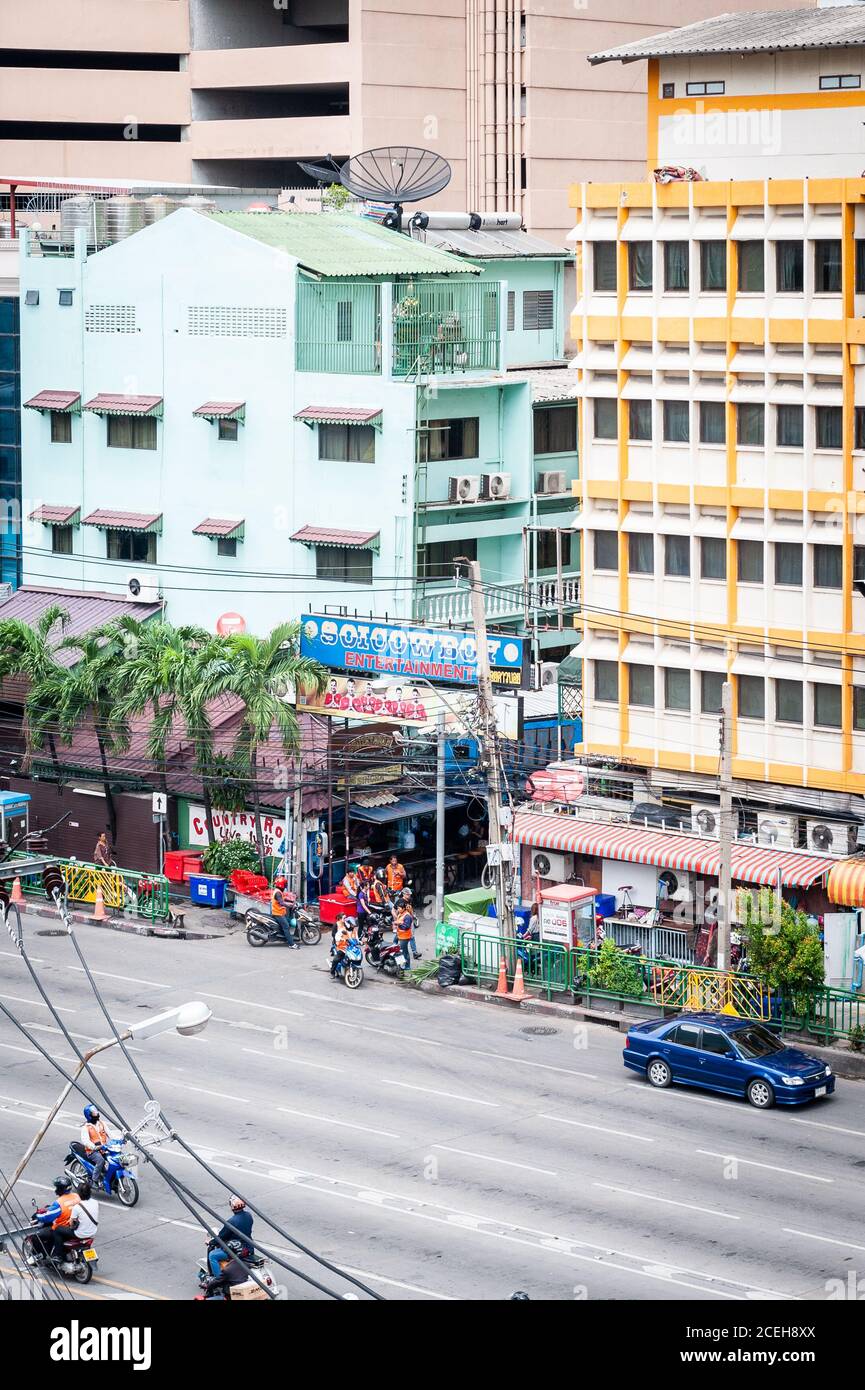 Guardando giù dalla stazione di Asoke Skytrain su Asoke montri Rd. Il vicolo con il cartello d'ingresso e' la famosa strada a luci rosse chiamata Soi Cowboy. Foto Stock