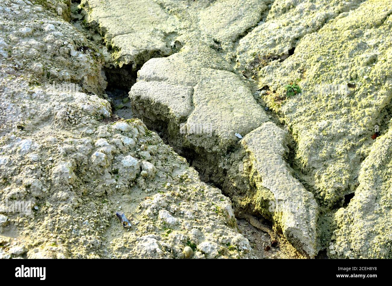 Sfondo naturale di pietre di gesso. Il gesso è una roccia di carbonato  dolce, bianca, porosa, sedimentaria, una forma di calcare composta dalla  calcite minerale. Roccia Foto stock - Alamy