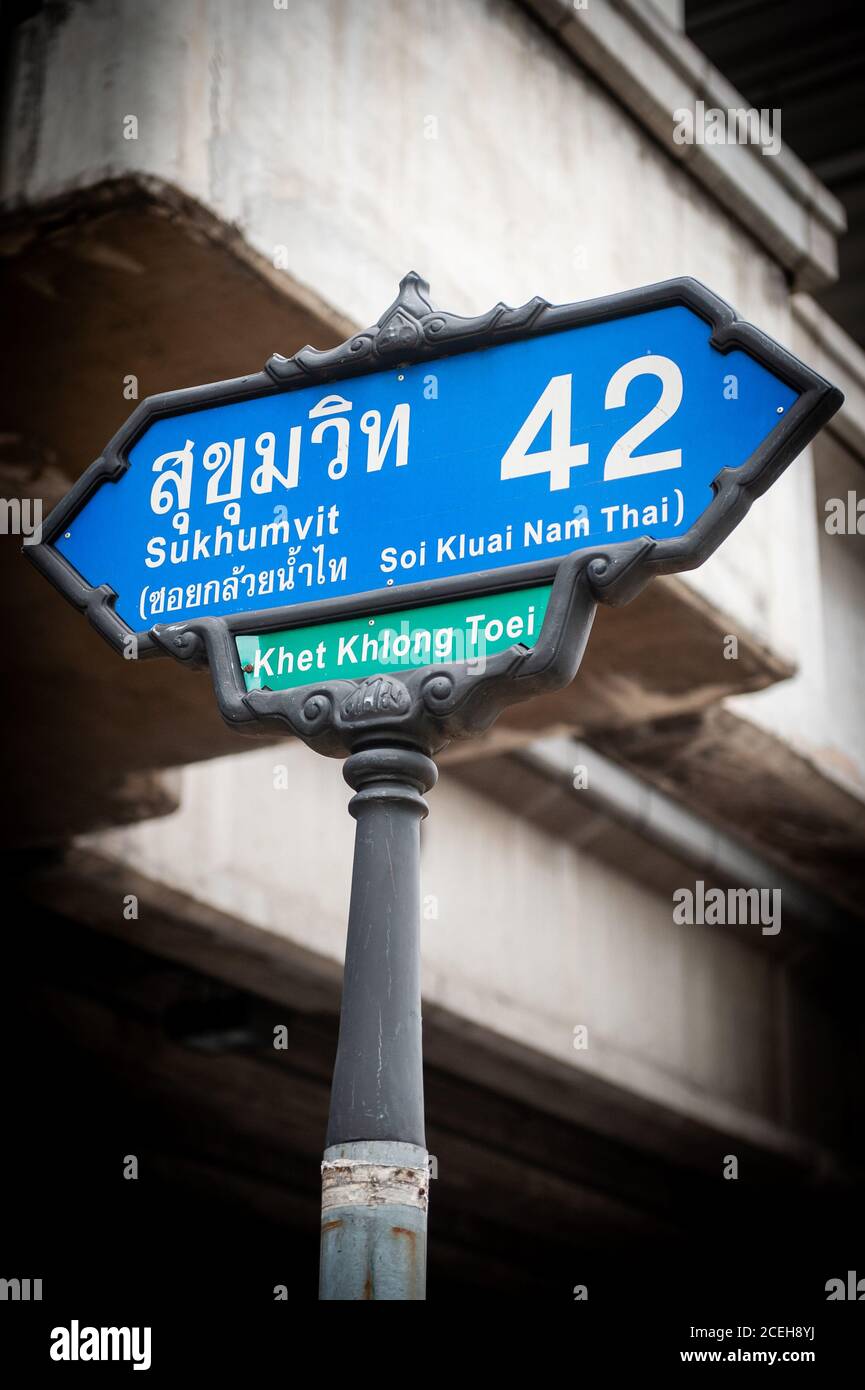 Un tipico cartello stradale per un soi Tailandese a Bangkok, Thailandia. Questo per Sukhumvit Soi Kluai Nam Thai. Foto Stock