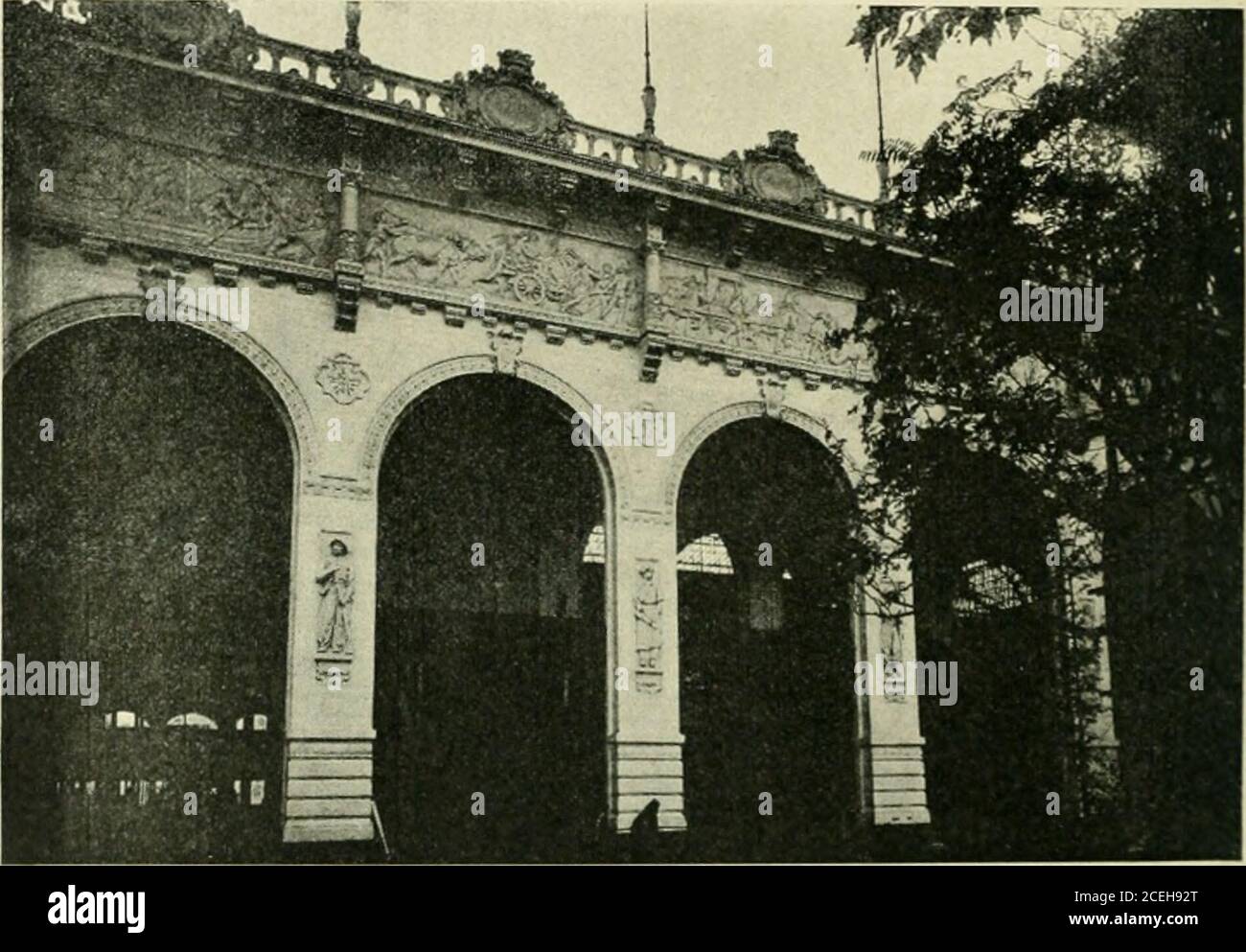 . Le Monde moderne. LE PAVILLON DE LA H o N li II i F.(Rive gauche de la Seine, allée des Nations.) noircies, divers spécimens de larchitec- | le pavillon britannique est la recon-lure danubienne, notamment une façade | Institution dun vieux manoir anglais, dude cathédrale et un cloitic. 1 château parfaitement conservé de brad- I. KXPOSITION DK 19un A I.A fin 1)K ford sur Avon près de IJalh, conslruitsous le règne de Jacques l- au com-mencemenl du xvit* siècle. On necompte pas sur la présence de la reine ;mais les apparements, meublés et dé-corés avec tous les raffinements duconfort, sont dispo Foto Stock