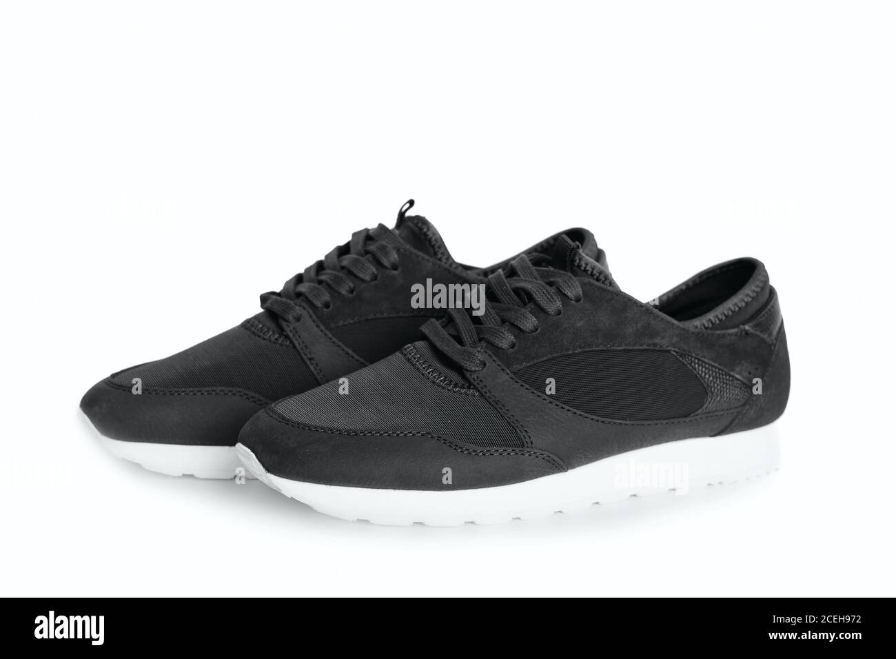 nuove sneaker grigie in pelle isolate su sfondo bianco. un paio di scarpe Foto Stock