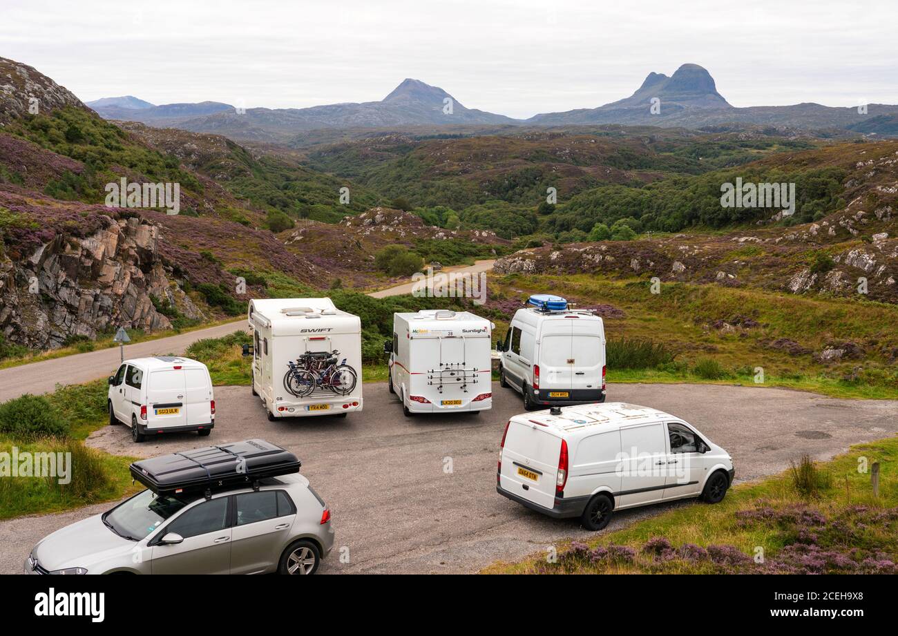Vista di camper e camper turistici nel parcheggio vicino a Lochinver nella regione delle Highland in Scozia, Regno Unito Foto Stock